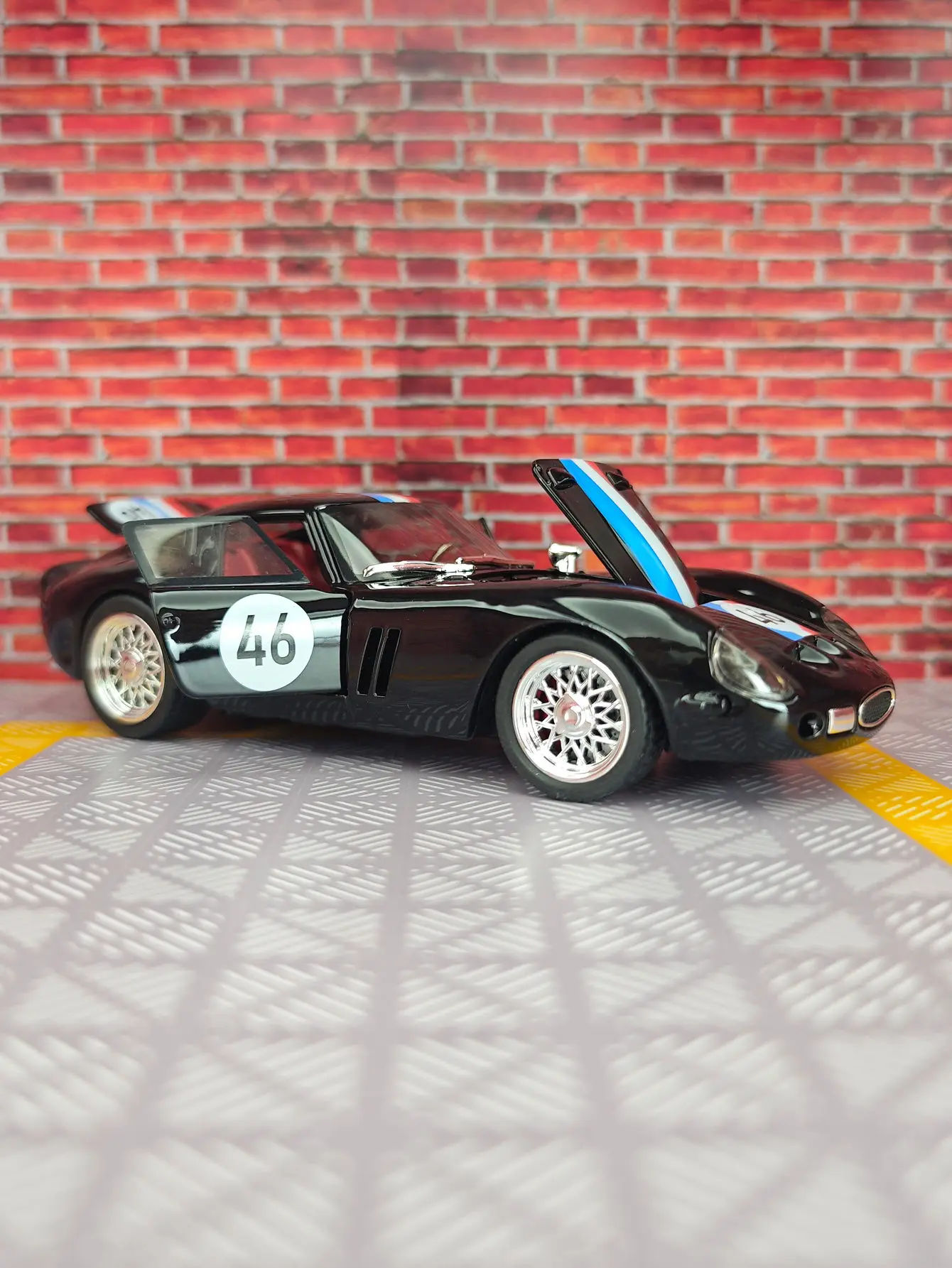 1:32 Simulación 250GTO modelo de supercoche de aleación, puertas y capó de motor, el maletero se puede abrir, retorno de luz y sonido, adornos para automóviles