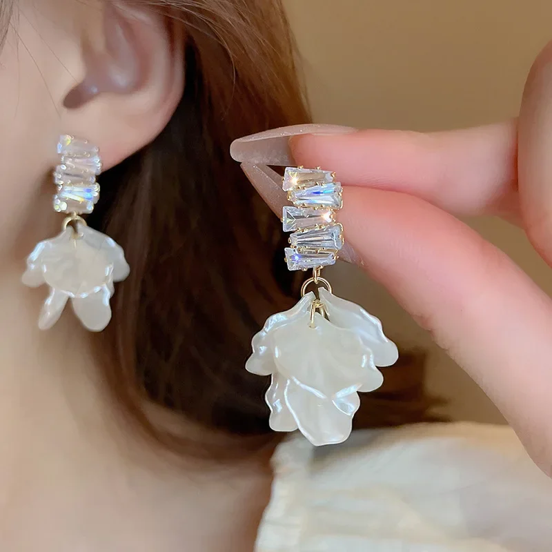 Korean Elegant White Shell Tassels Earrings for Women 2024 New Light Luxury Flower Petal Drop Earrings Jewelry Accessories Gift