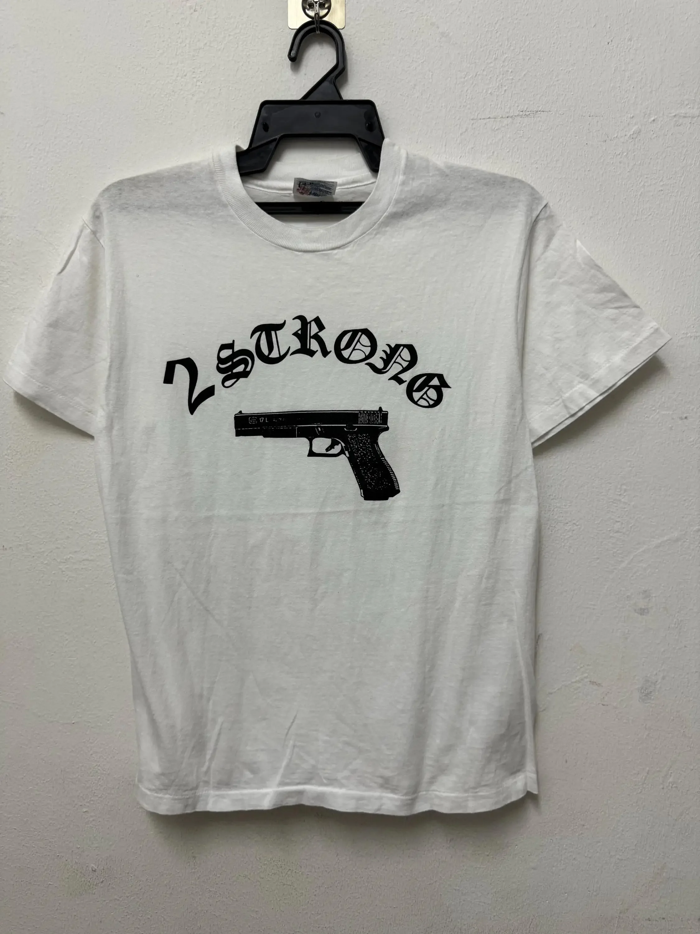 Vintage 90er Jahre Revolver 2 Strong T-Shirt Art Modern Fashion