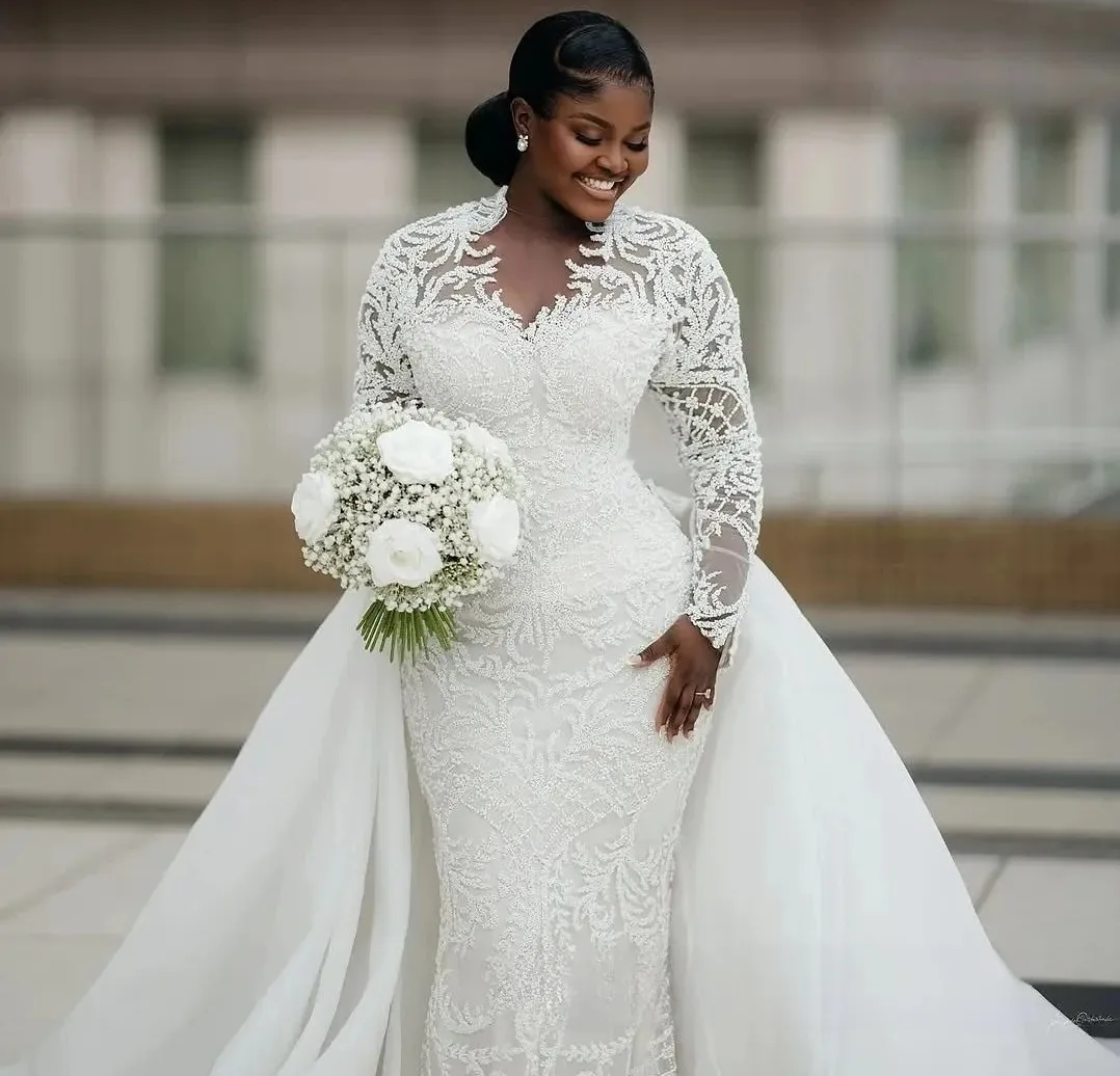 Suknie ślubne w stylu syreny plus size dla afrykańskich kobiet, suknie ślubne z iluzorycznym odpinanym trenem, długie rękawy, zdobione koralikami, koronką i kryształami.