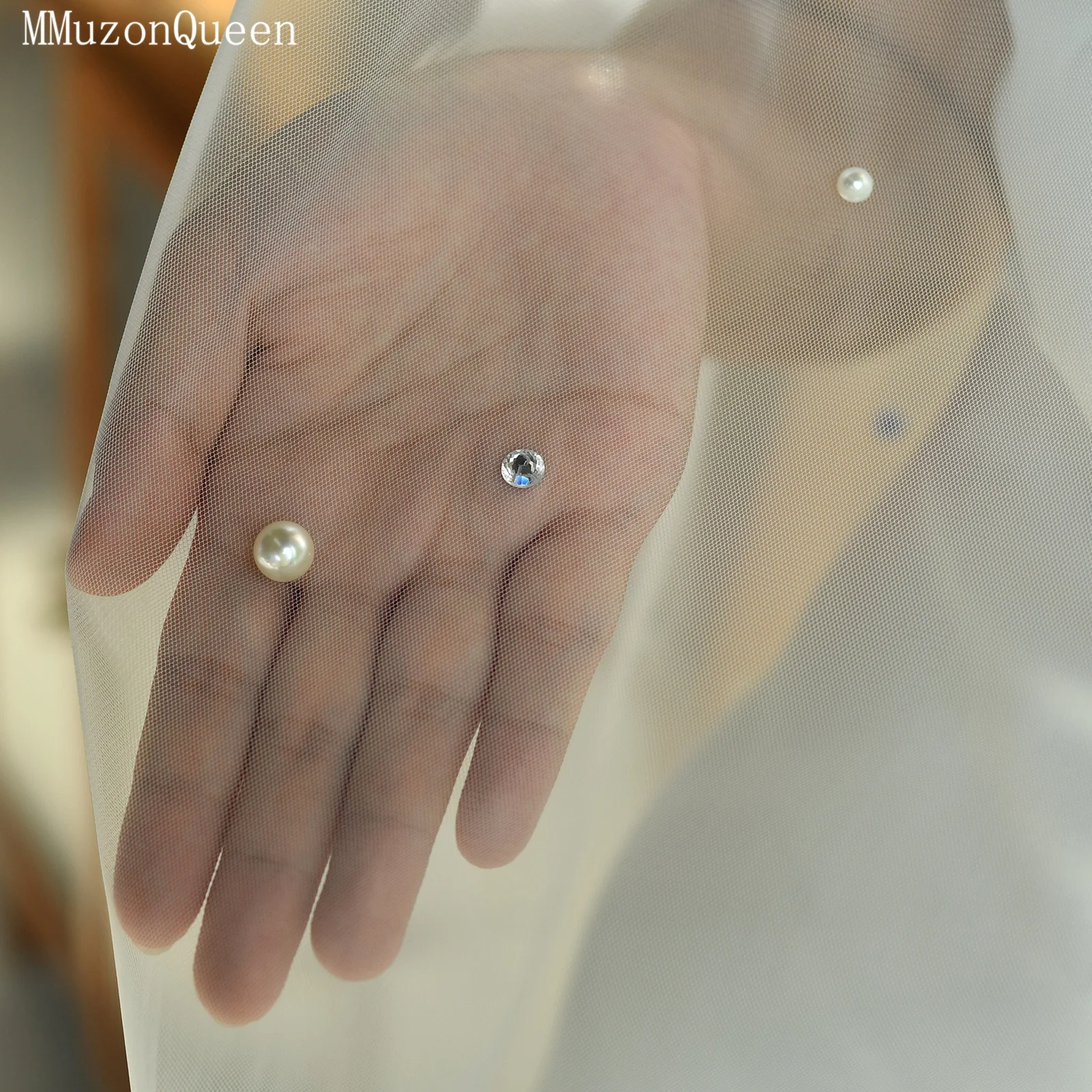 ผ้าคลุมหน้าเจ้าสาว TOPQUEEN ประดับมุกและคริสตัล ผ้าคลุมหน้าเจ้าสาวสุดหรู สีครีมขาว พร้อมหวี อุปกรณ์เสริมงานแต่งงาน ปรับแต่งได้ รุ่น V109