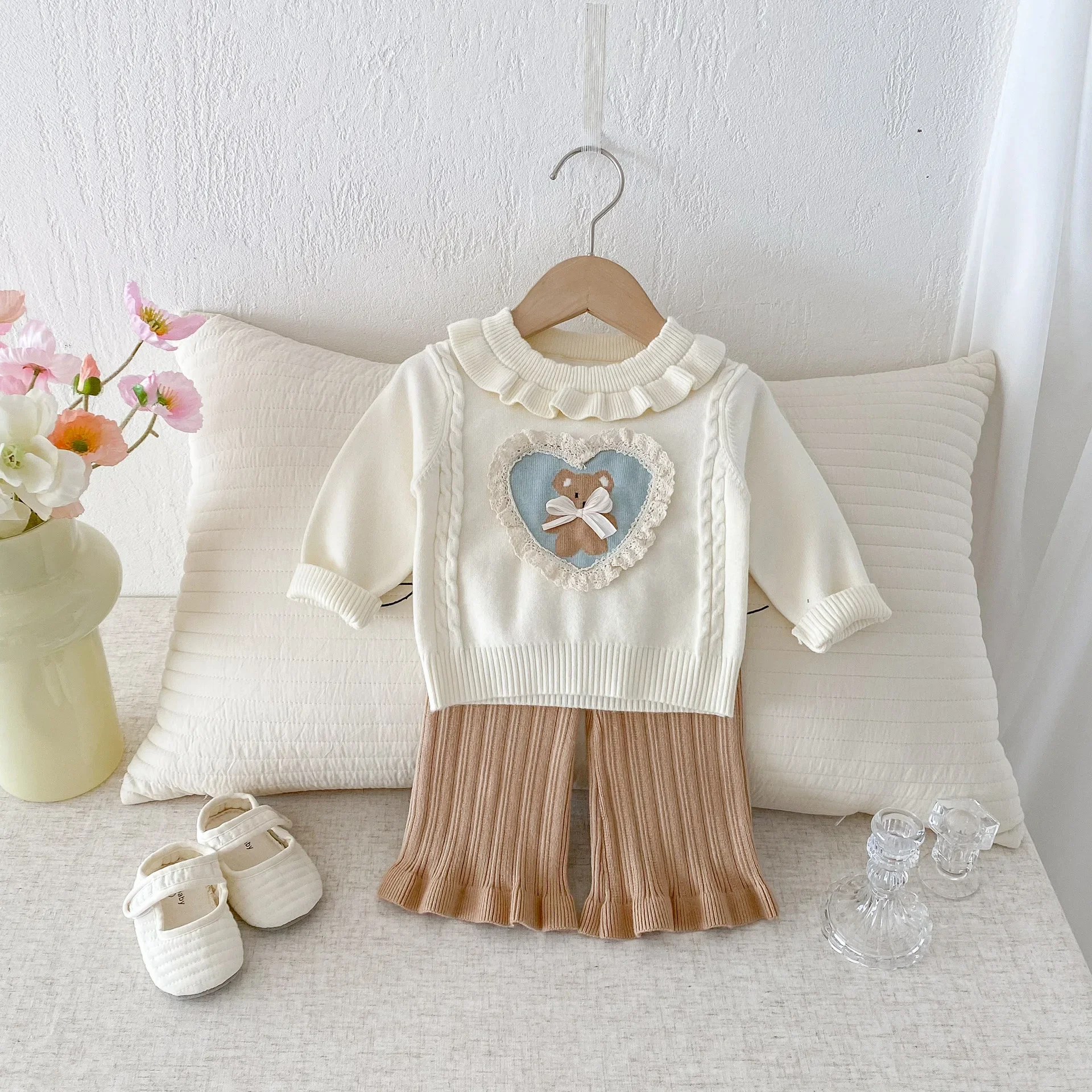 

2025 Autumn Baby Girl Knit Set Vintage Bear Lace Top & Brown Ruffle Flared Pants Two-Piece Set for 0-24M Baby Girls
