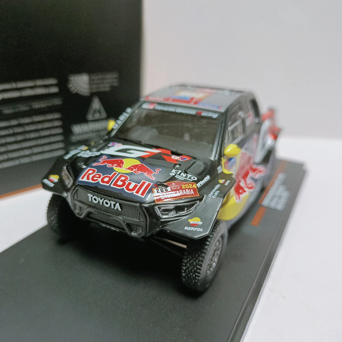 IXO Modèle de voiture miniature en alliage moulé sous pression à l'échelle 1:43 Toyota GR DKR Hilux Evo 206 T1U Dakar 2024, cadeau classique pour adulte, souvenir, présentoir statique