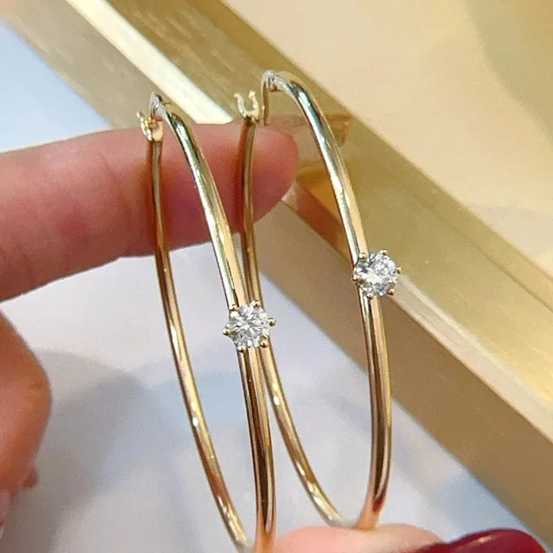 Klassische Modische Goldfarbene Damen-Ohrringe Glänzend mit Weißen Zirkonia Besetzt Creolen Damenschmuck