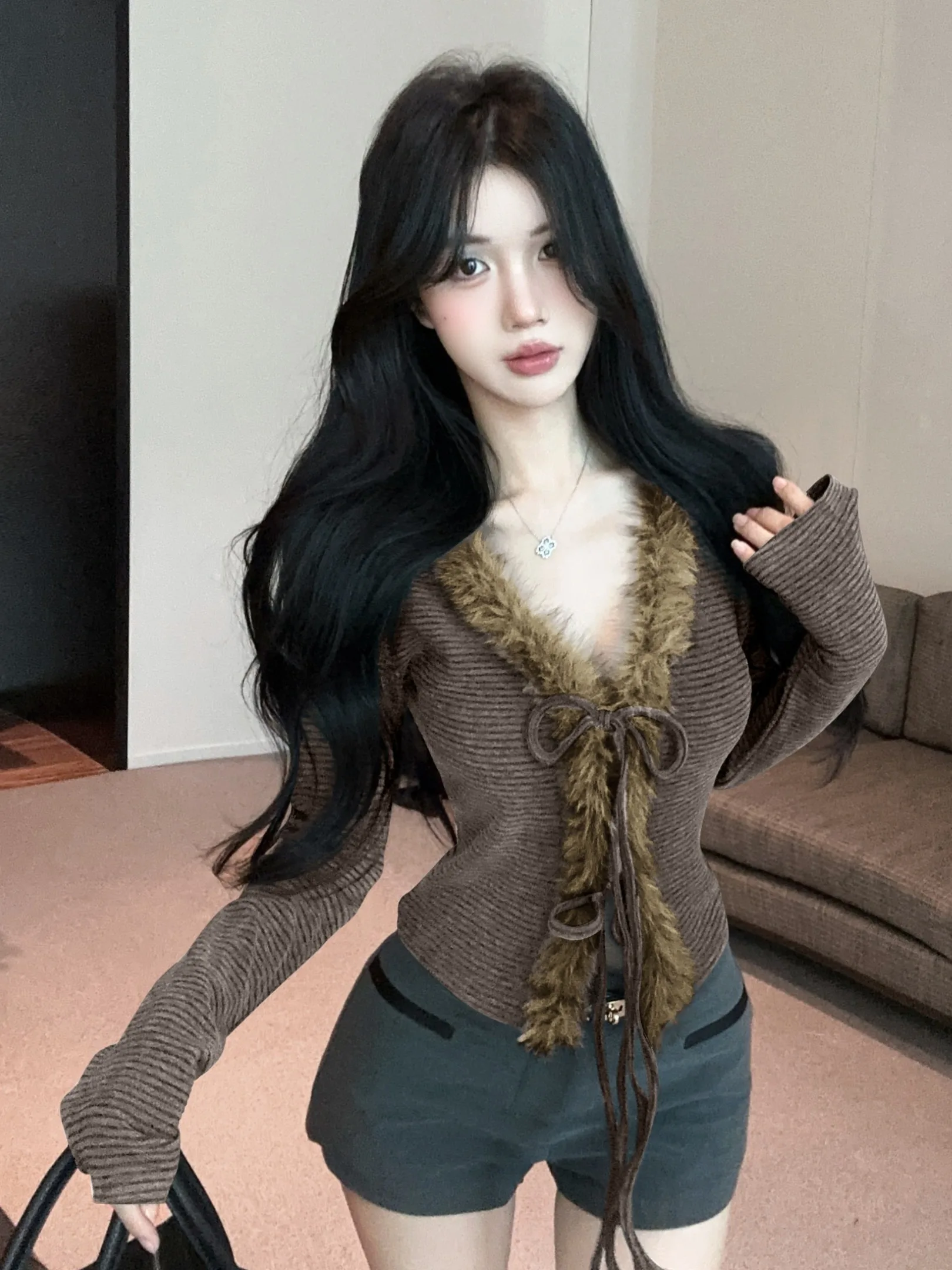 Splendido Cardigan Invernale da Donna in Velluto di Cotone con Scollo a V, Collo in Pelliccia Sintetica e Cintura, Design alla Moda