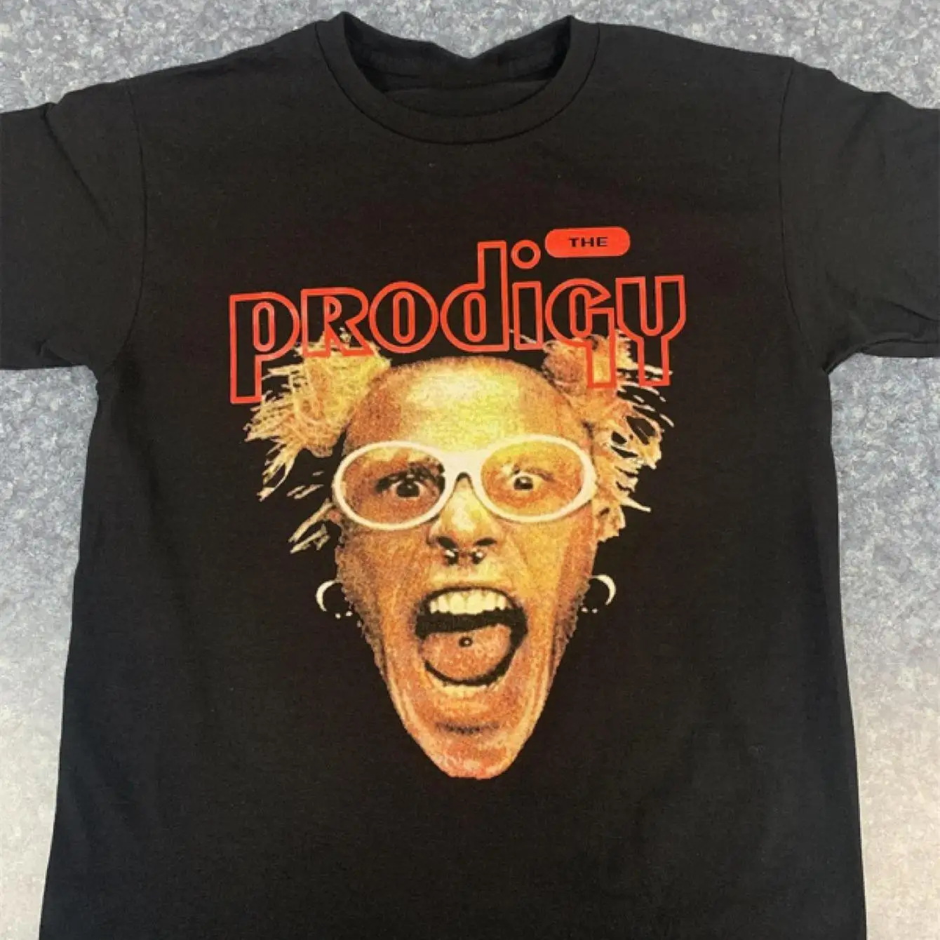 Camiseta Gráfica con Logotipo de Banda para Hombre, Camiseta Negra de Manga Corta con Logotipo en Relieve, Estampado Vibrante, Corte Regular, Cuello Redondo, Informal