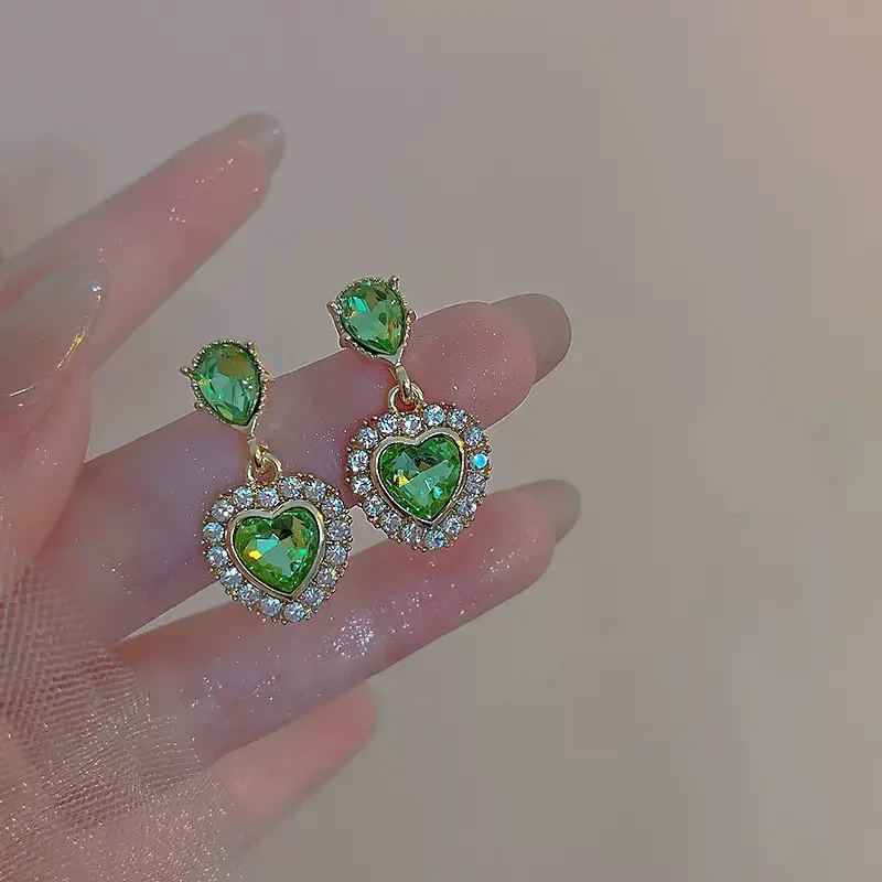 Fashionable Alloy Heart-Shaped Stud Earrings for Women Simple Elegant Cute Diamond-Encrusted Ear Jewelry Trendy Accessory