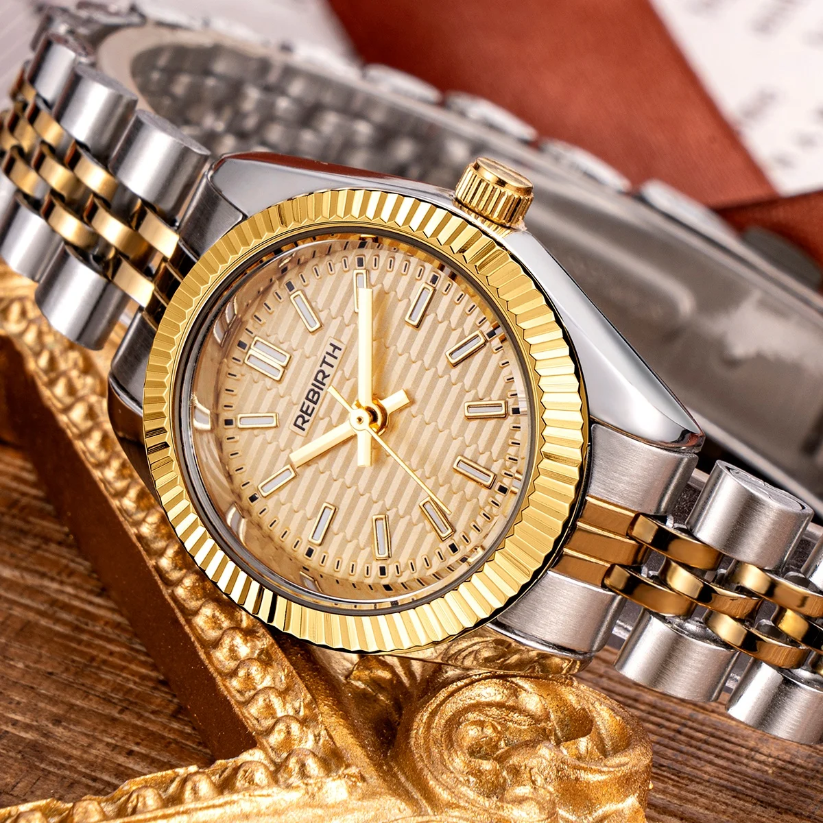 ساعة نسائية أنيقة على مكان العمل وبسيطة بحزام من الفولاذ المقاوم للصدأ