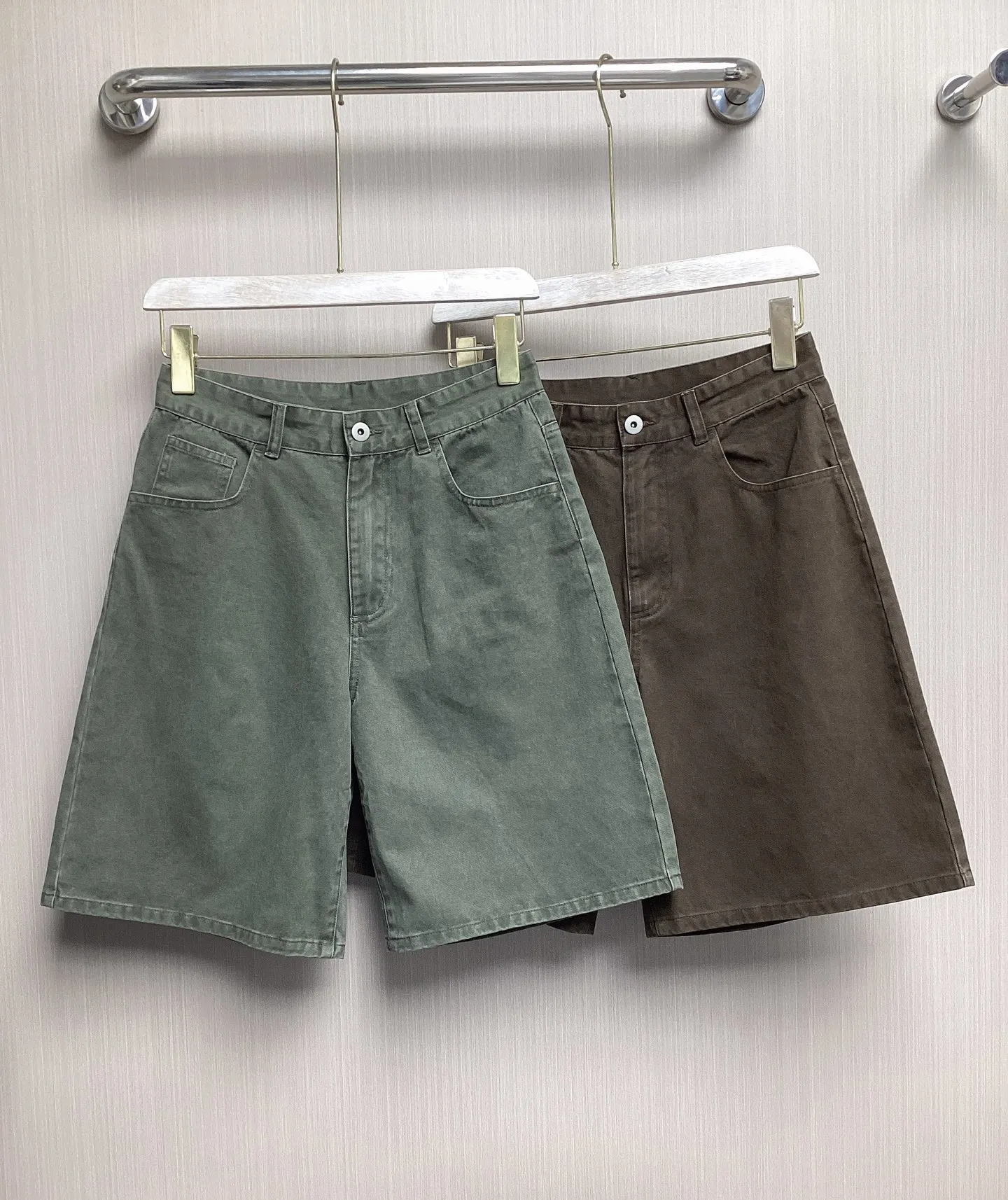 

2025 new solid color front and rear pocket digital leather tag temperament commuting casual shorts