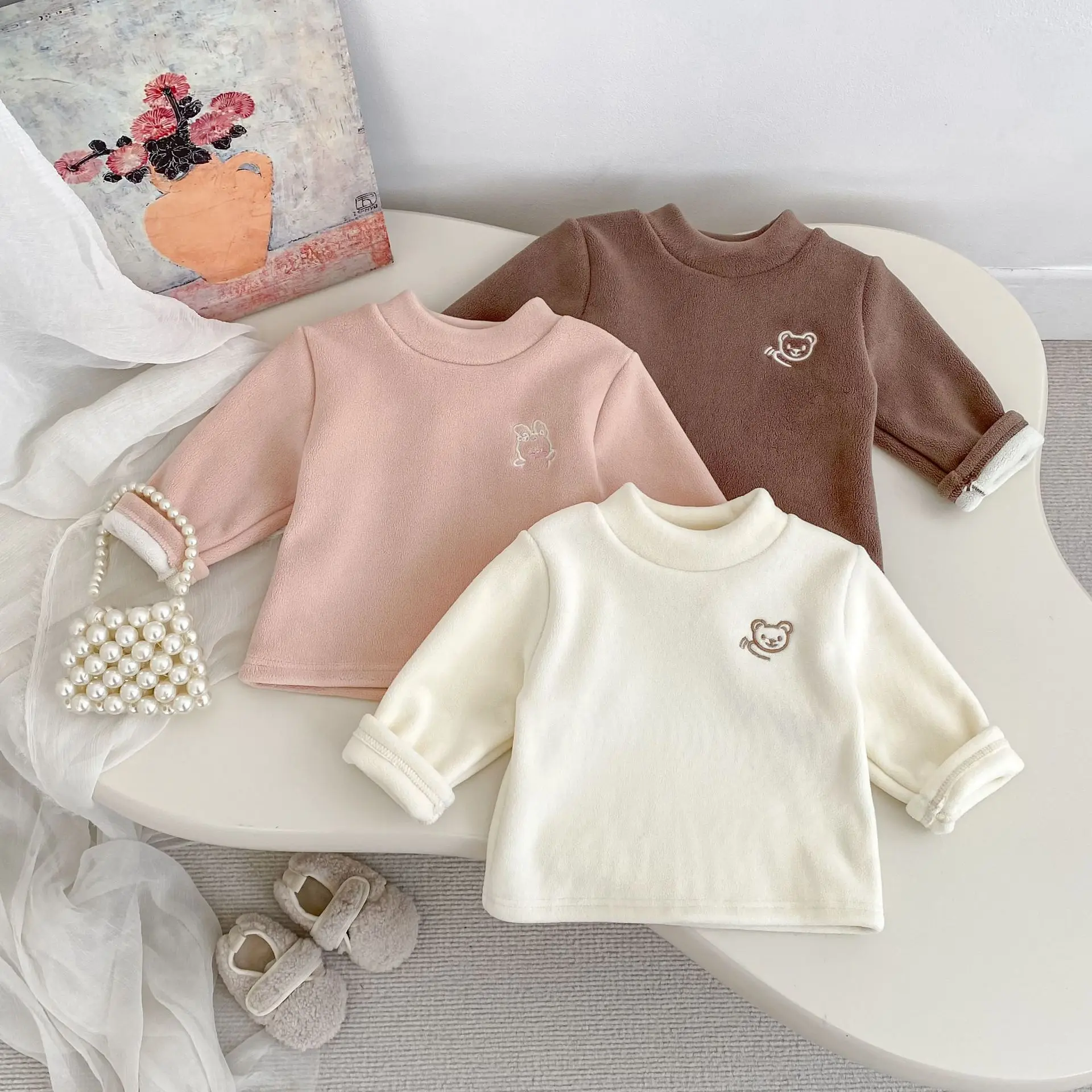 تي شيرت دافئ بأكمام طويلة للأطفال جديد لشتاء 2025 تي شيرت للأولاد والبنات من الصوف قمصان سميكة مخملية للأطفال تي شيرت لطيف على شكل دب