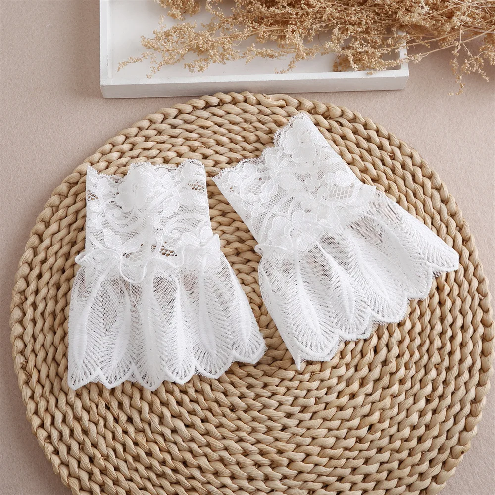 

Женский кружевной свитер с цветочной вышивкой и накладными манжетами