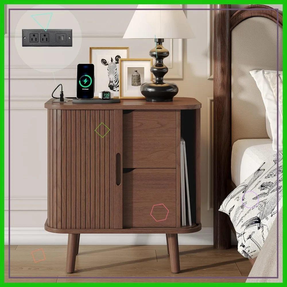 Comodino Moderno Stile Mid-Century con Stazione di Ricarica, Tavolino da Notte Scanalato con Cassetti e Ripiani, Noce