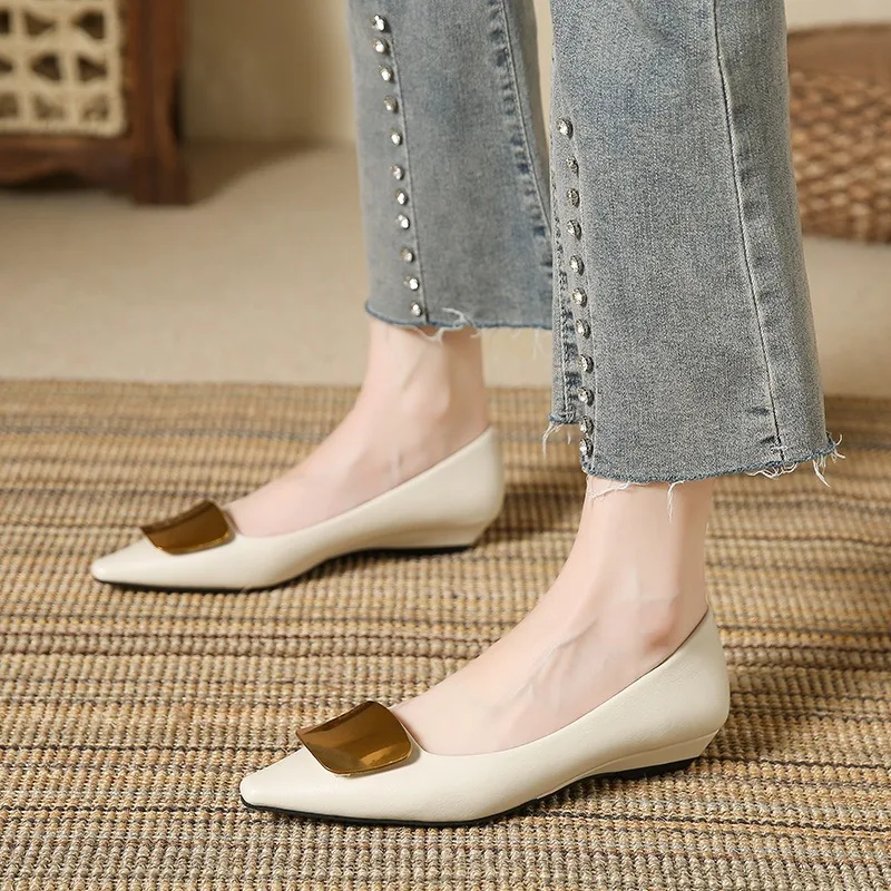 

2026 New Women Shoes Exquisite Metal Decoration Low Heels for Woman Fashion Pointed Tip Casual Shoe Designer Shoes Zapatos Mujer