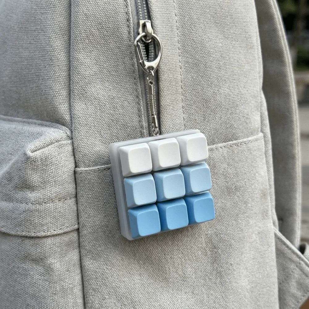 Interactive Small And Elegant Keyboard Keychain Portable Compact Fidget Bag Pendant Light-up Plastic Press Button Keyring Travel