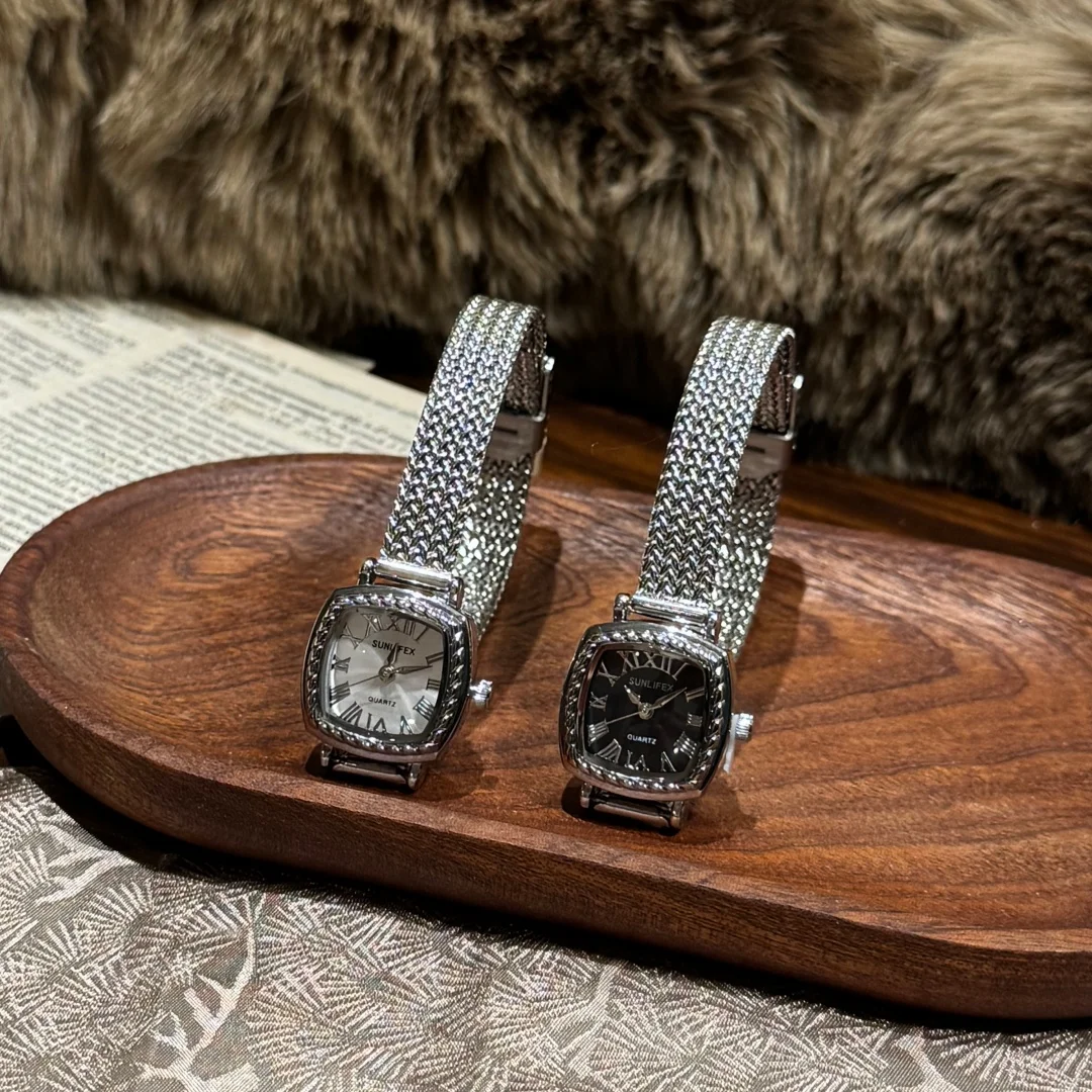 ساعة SUNLIFEX ريترو ذهبية للسيدات ساعات كوارتز فاخرة للنساء بسيطة صغيرة مربعة الشكل بحزام من الفولاذ المقاوم للصدأ