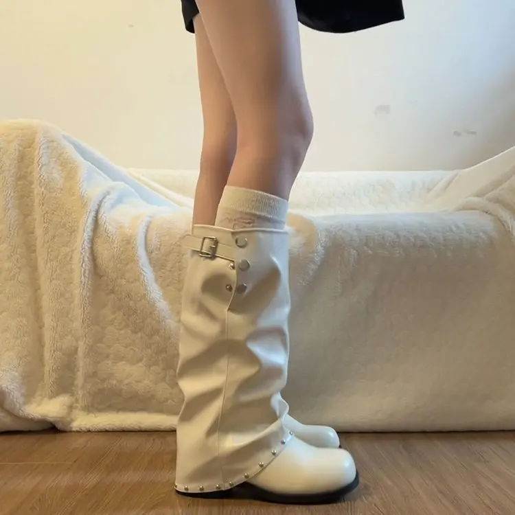 Damen-Stiefeletten mit über dem Knie reichender Länge, Nietenverzierung, lockere Passform, Leder, seitliche Schnalle, runde Zehenpartie, niedriger Absatz, Vintage-Streetwear-Schuhe – Detail 10