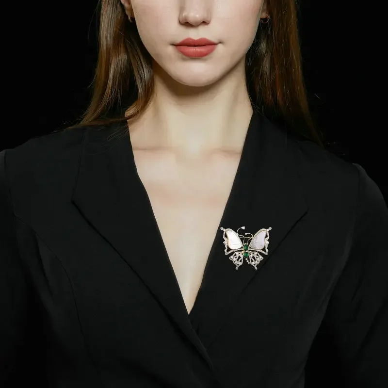 2025Новая высококачественная брошь из натурального перламутра с легким роскошным стилем и элегантным изумрудом.