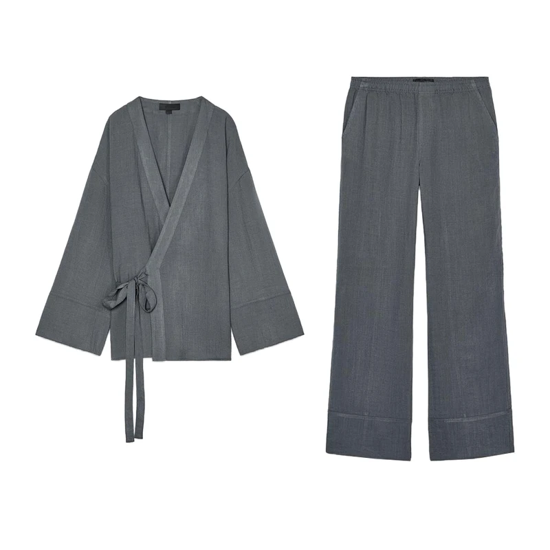 Conjunto de duas peças com jaqueta de gola V com nó de borboleta e lapela dupla, calças largas e soltas, manga crida de al...