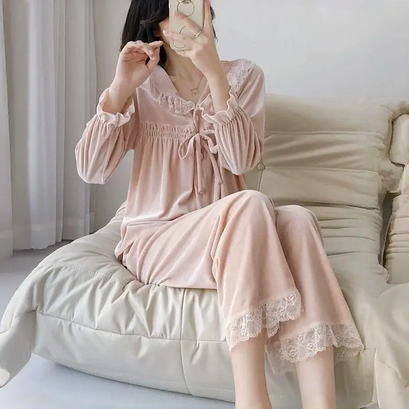 

Новый модный комплект пижамы из золотистого бархата, состоящий из двух предметов, для женщин, в французском стиле, свободного кроя, на пуговицах, для дома, весна-осень, для кондиционированных помещений