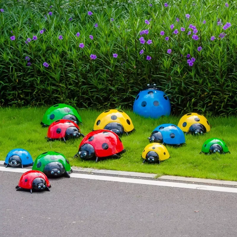 Outdoor Lifelike Ladybird Grp Sculpture with Love Theme for Garden Attractions and Residential Areas