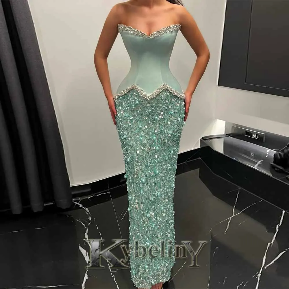 فساتين حفلة موسيقية براقة من Kybeliny للنساء مع كريستالات مطرزة بدون أكمام على شكل بوق على شكل قلب فستان رسمي للحفلات حسب الطلب
