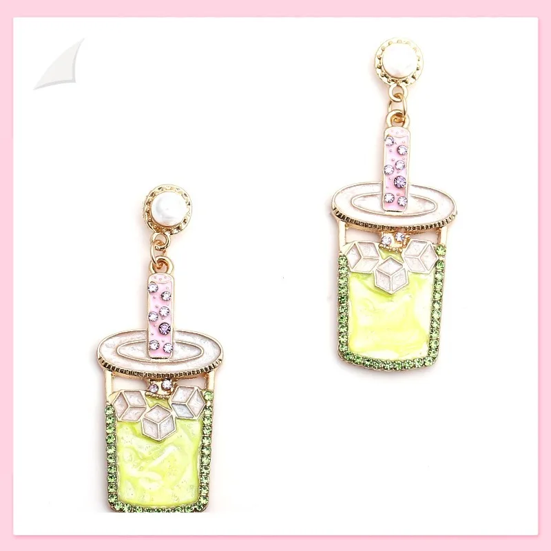 Pendientes de aleación con diseño de taza de té con leche, estilo exagerado y creativo, con diamantes de imitación y efecto de goteo de aceite, inspirados en la moda de Japón y Corea del Sur.