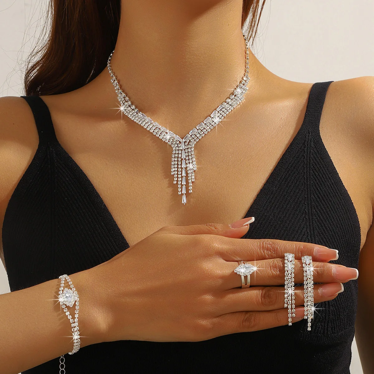 

Новое женское модное инкрустированное бриллиантами ожерелье с кисточками в форме капли воды, серьги, браслет, комплект колец, свадебные аксессуары
