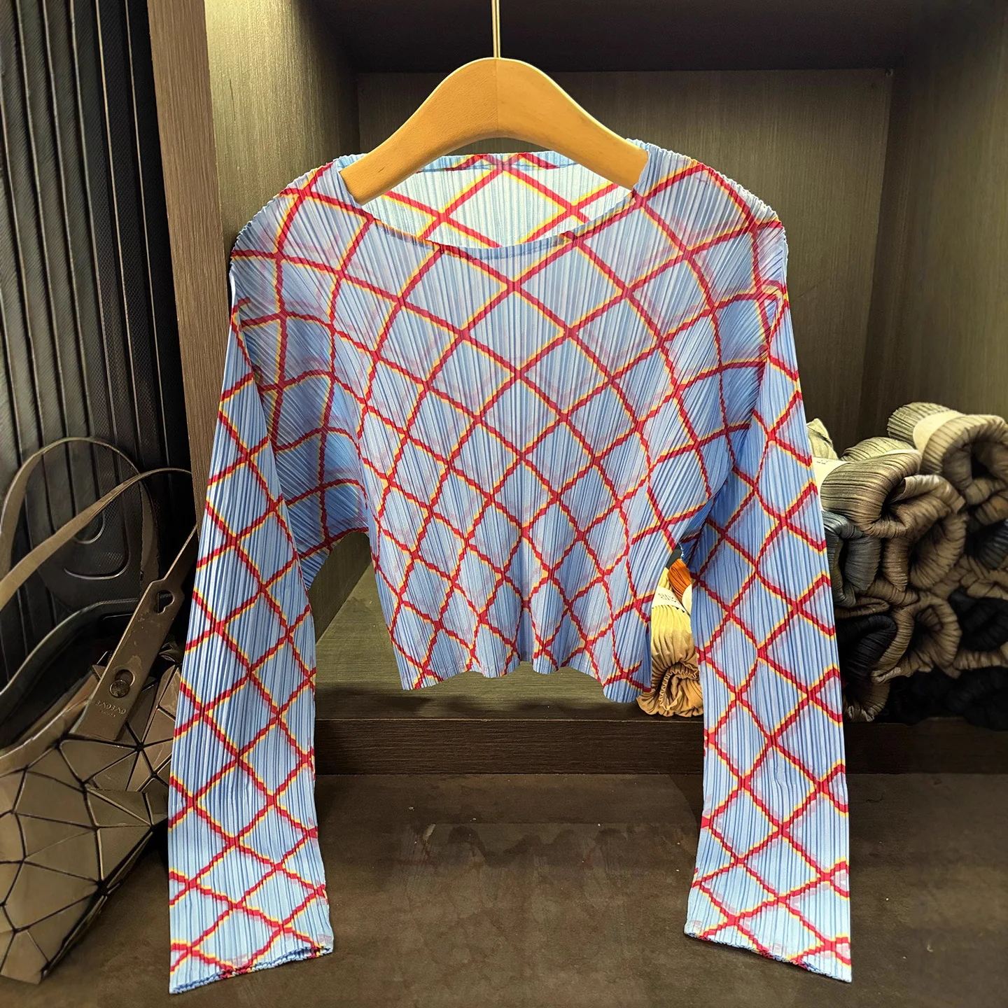 

Плиссированная футболка Miyake, высококачественная нишевая дизайнерская круглая клетчатая футболка с принтом, осень 2023, новые тонкие повседневные топы с длинными рукавами
