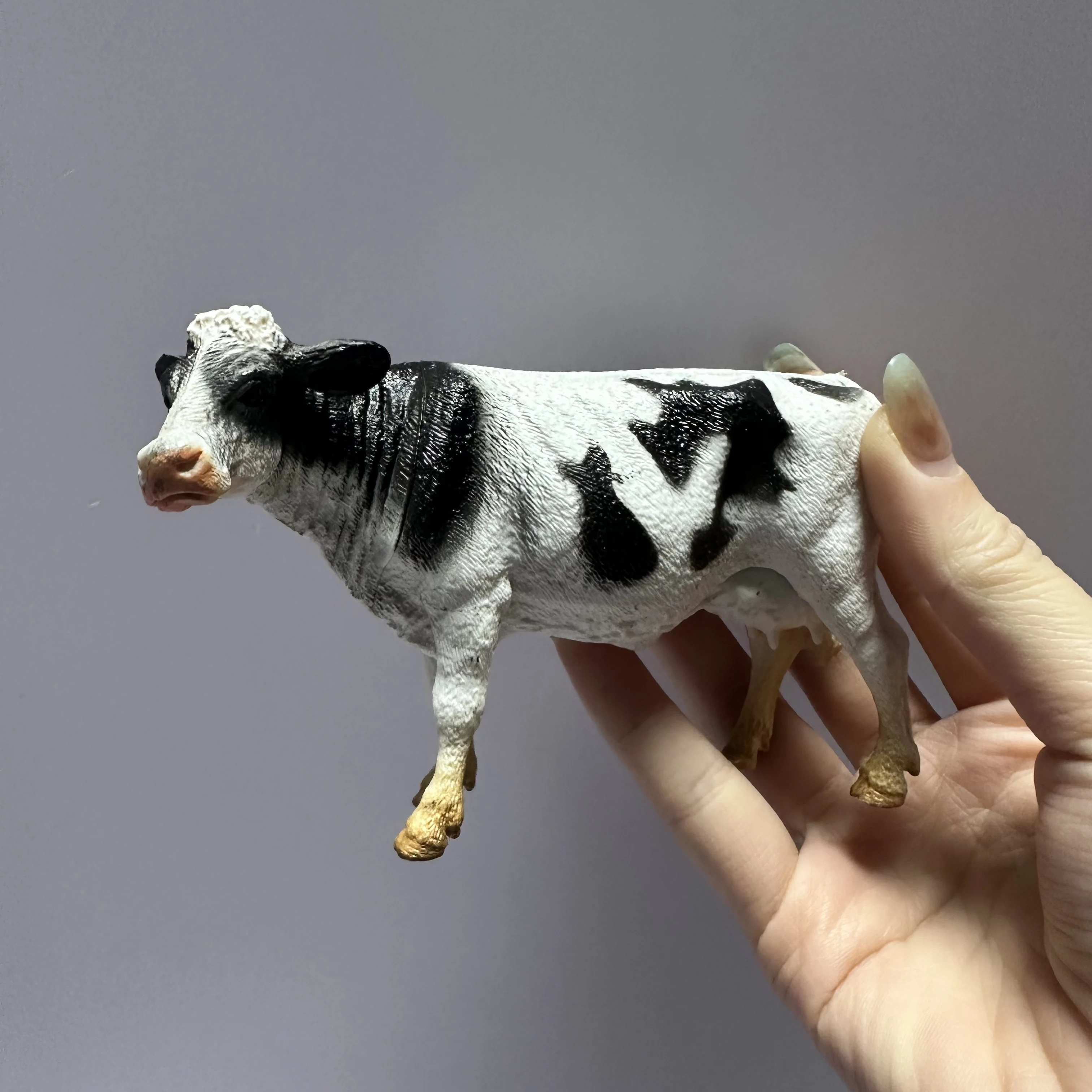 Zestaw 3 realistycznych modeli krów w stojących i leżących pozycjach, dekoracyjne rekwizyty sceniczne, zabawki dla dzieci, edukacyjne figurki zwierząt gospodarskich.