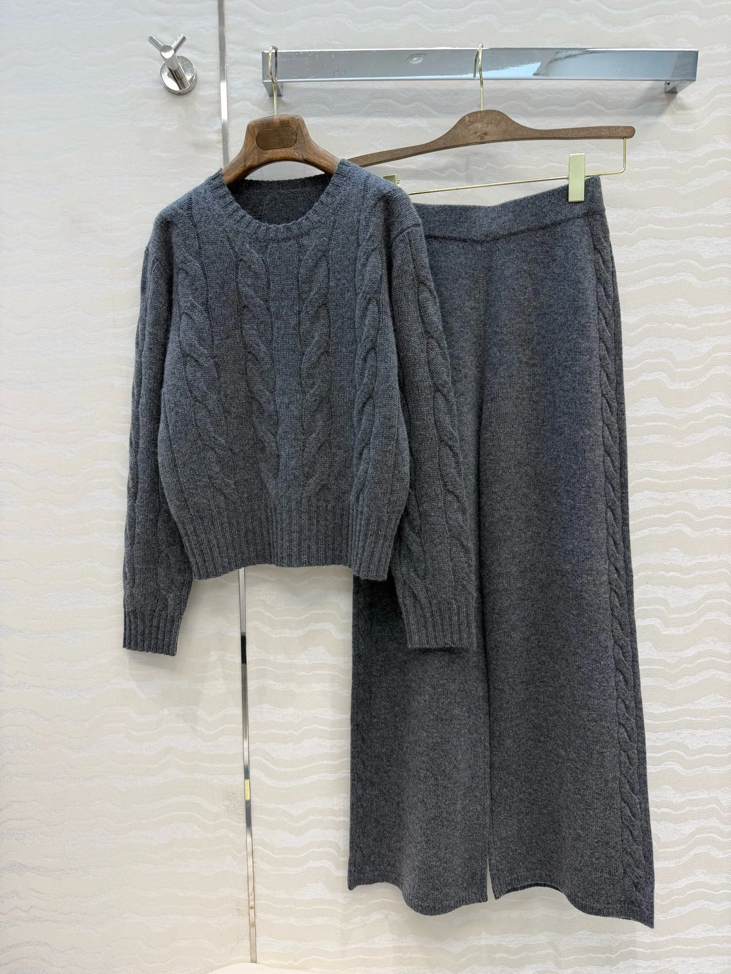 Ladies Relax‑Fit Knit Loungewear Set, Classic Cable‑Textured Round‑Neck Sweater and Elastic‑Waist Wide‑Leg Pants Matching Outfit