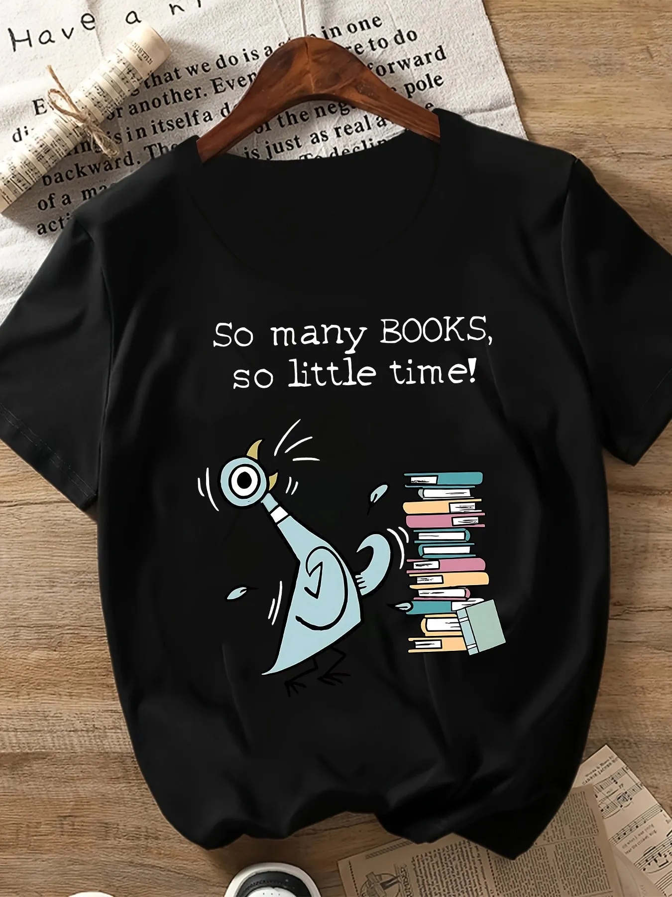 

Women's Black Book Lover Graphic T-Shirt - "So Many Books" Slogan & Whimsical Bird Design, Short Sleeve Round Neck Casual Top, M