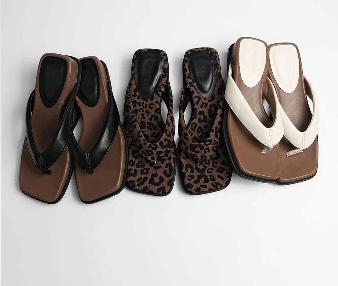 

Women Summer Outdoor Beach Slippers 4cm Wedge Flip Flops Leopard Print French Style Square Toe for Vacation 2026