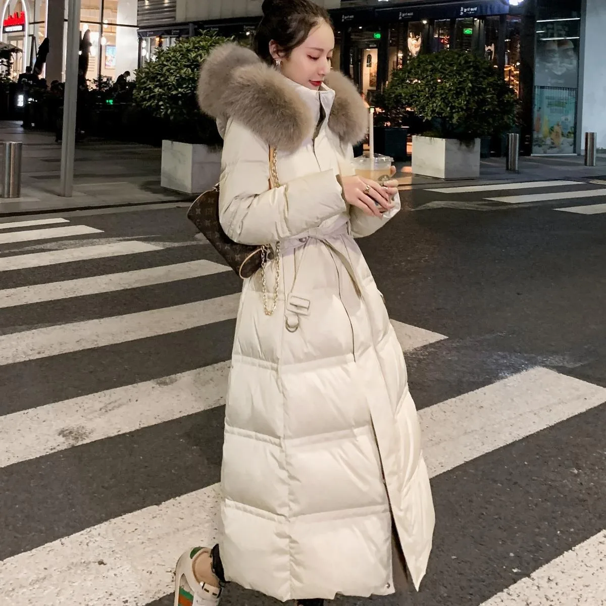 معطف نسائي جديد لعام 2025 بياقة من فرو الثعلب معطف طويل للتخسيس والخصر وريش البط الأبيض #1