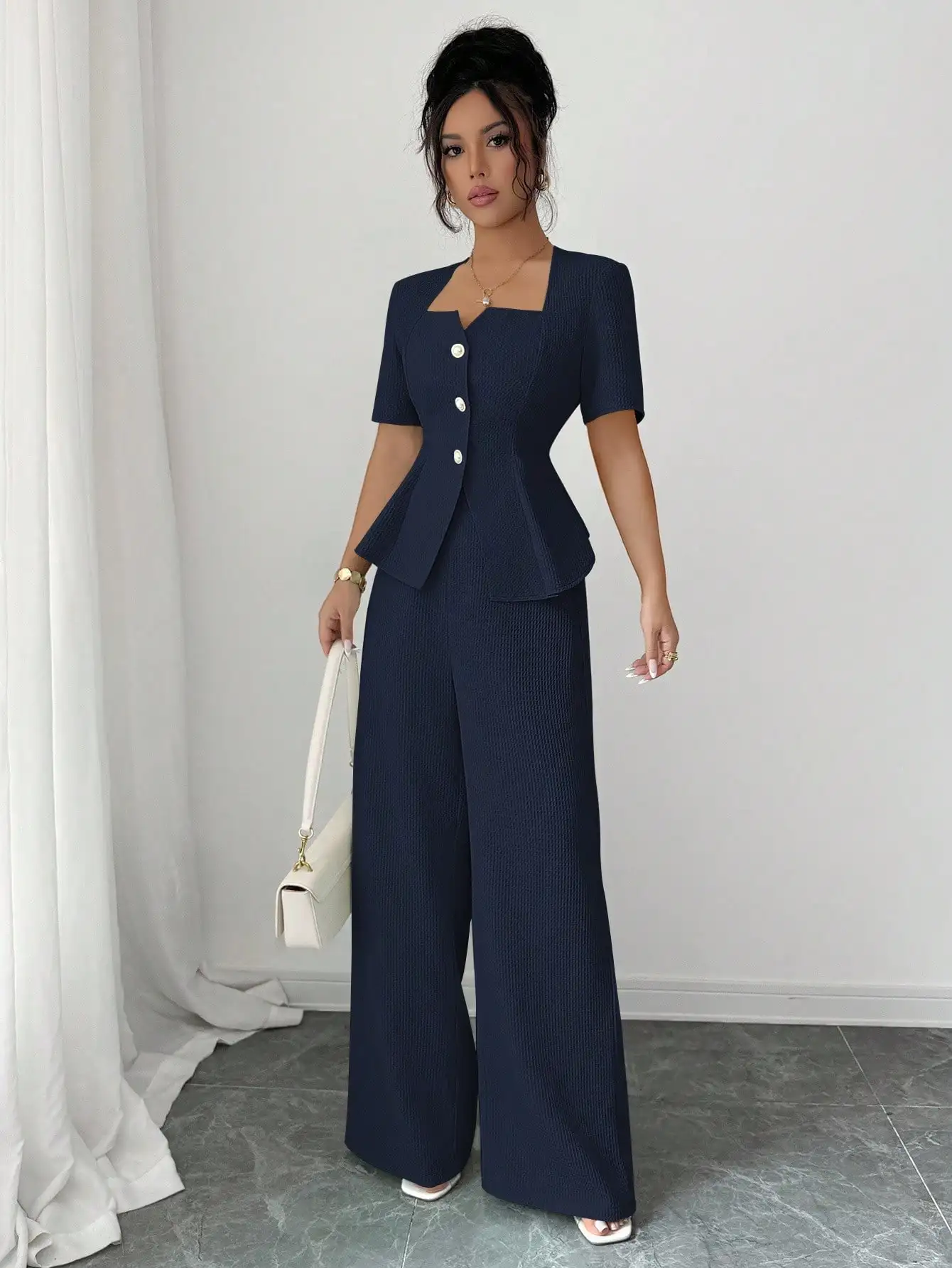 

Стильный французский комплект из 2 предметов: блузка с квадратным вырезом и пэплумом, широкие брюки