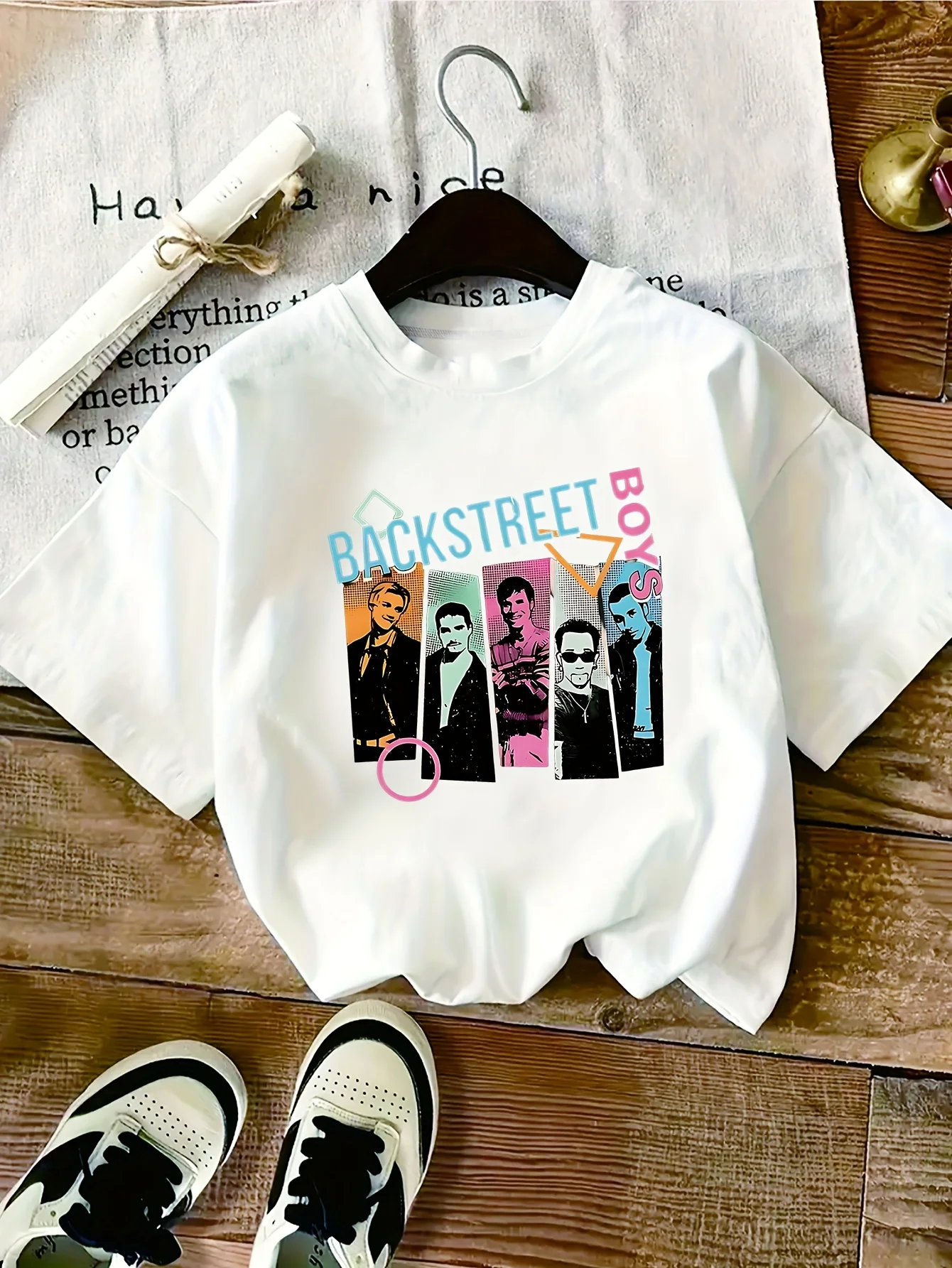 

Женская футболка Backstreet Graphic — ретро-принт в стиле поп-арт, желтая повседневная футболка с круглым вырезом и красочными иллюстрациями члена группы,