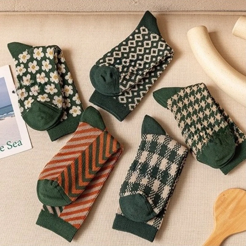 

5 пар женских осенне-зимних носков в стиле ретро с зеленым клетчатым узором и мелкими цветочками, дышащие, впитывающие пот, носки средней длины