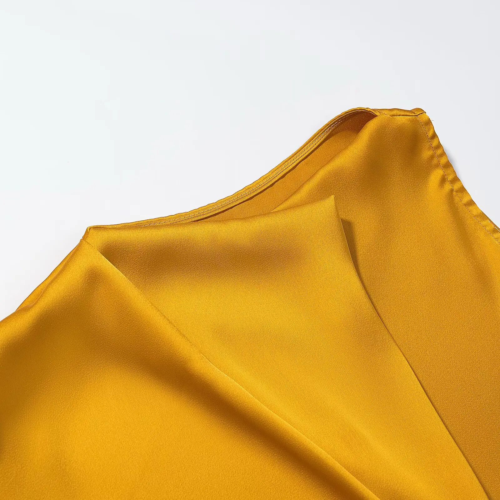 KONDALA Luxuriöses Gold-Satin Damen Partykleid, One-Shoulder Plissiertes Midi-Abendkleid, Modisches Sommerkleid 2026 für den Urlaub – Detail 6