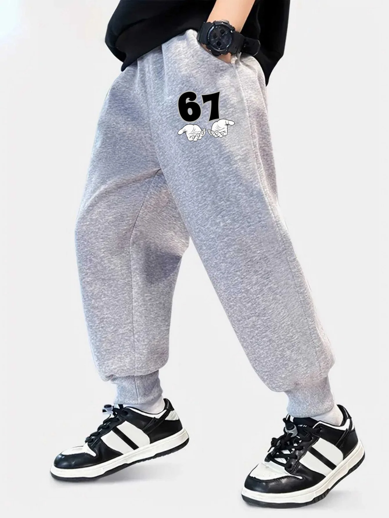 New autumn/winter Christmas style sporty casual trousers for boys and girls, printed with the number 67. Trendy casual trousers.