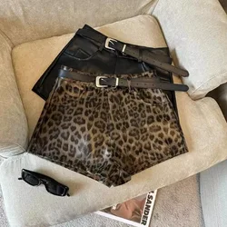 Shorts de couro PU leopardo para mulheres, shorts pretos cintura alta com cinto