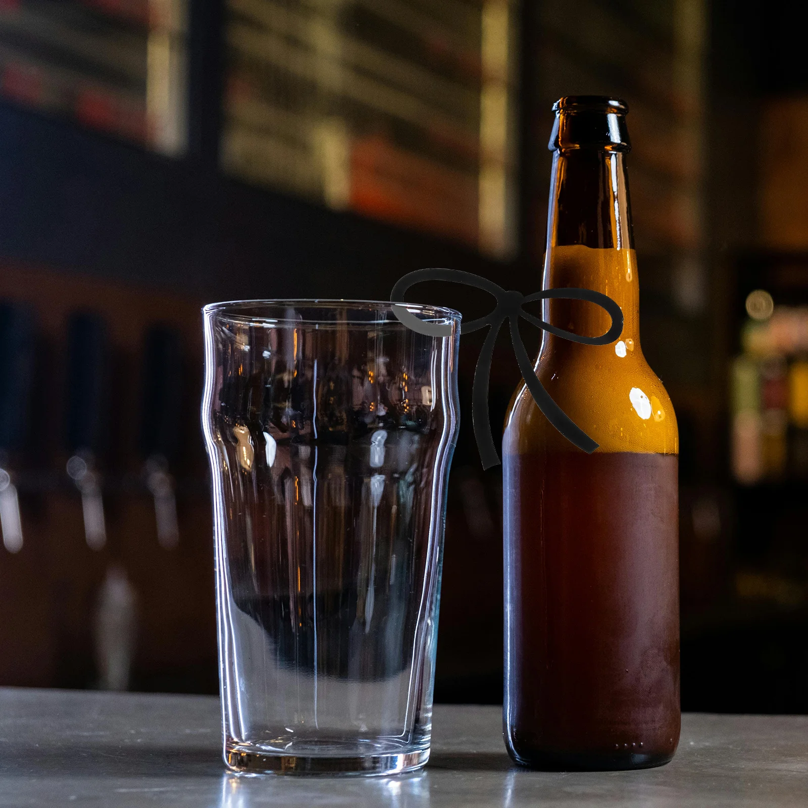 مجموعة علامات زجاجية للنبيذ على شكل فيونكة على شكل فراشة، علامات مشروبات الزفاف الملونة القابلة لإعادة الاستخدام، تحديد تزيين بطاقة مكان الحفلات