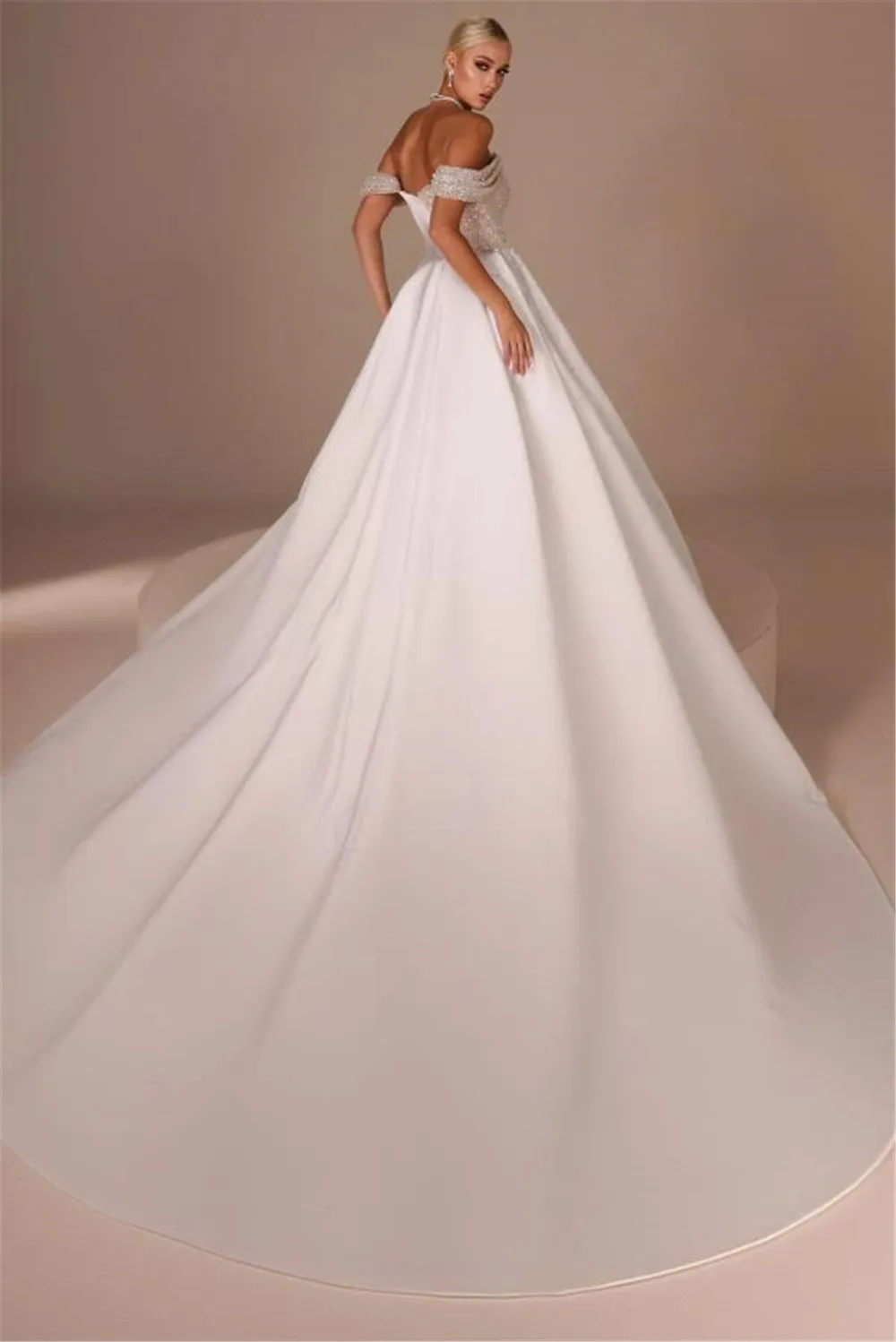 Robe de mariée fourreau élégante, épaules dénudées, paillettes scintillantes, froncée, en Satin, Haute Couture