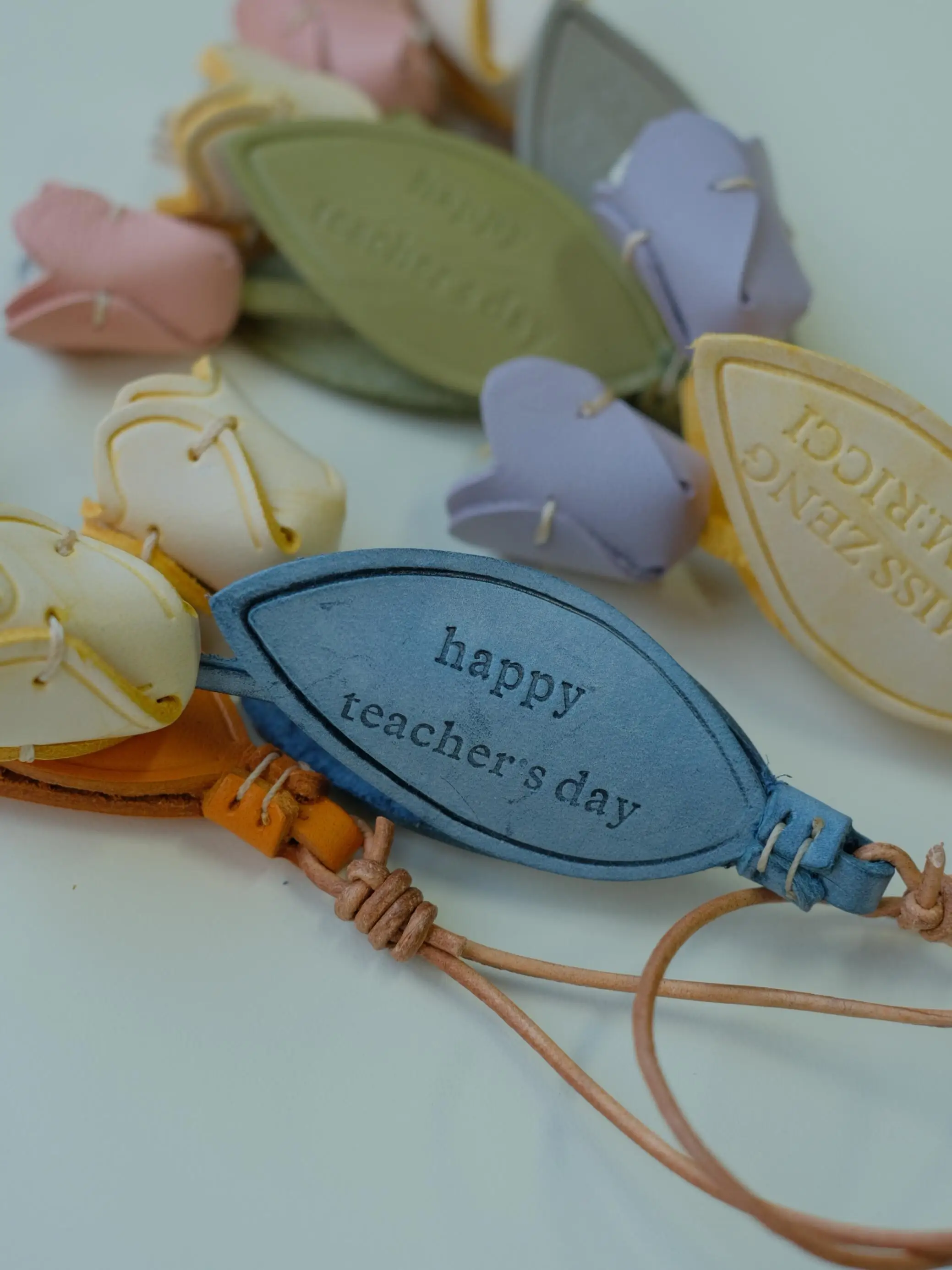 

Handmade Leather Tulip Car Keychain Bag Pendant Decoration Vintage Exquisite Gift