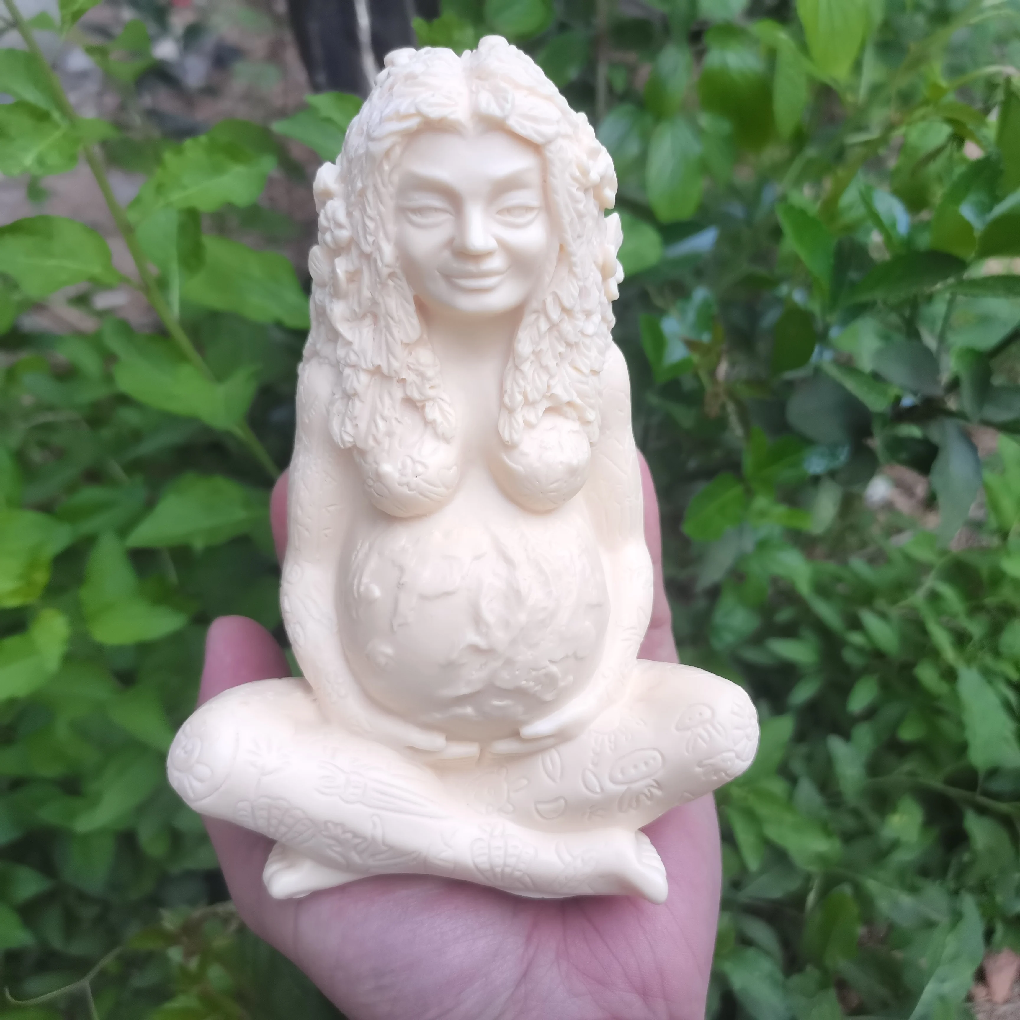 Natural ivory fruit Earth Mother art statue Garden Decorative art statue home outdoor decorative earth Mother goddess statue 1PC