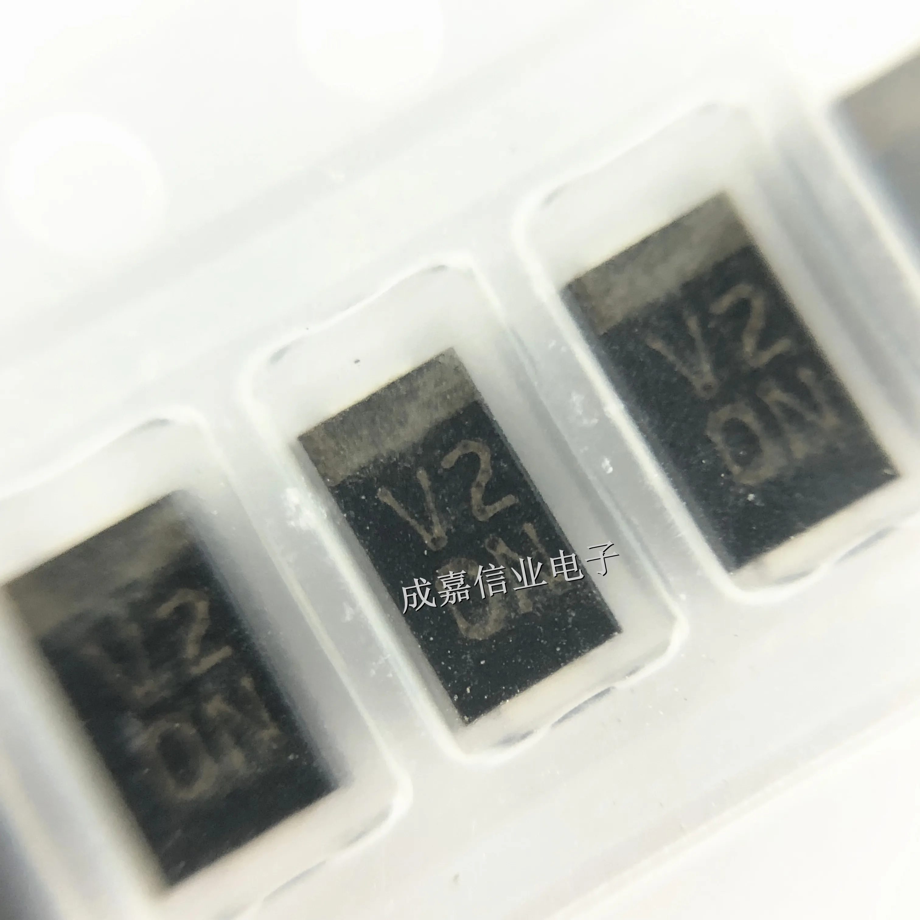 100pcs/Lot D1F20-4063 DO-214AC-2 SMA D1F20 MARKING;V2 Rectifiers 1A 200V Operating Temperature:-55C -+ 150 C