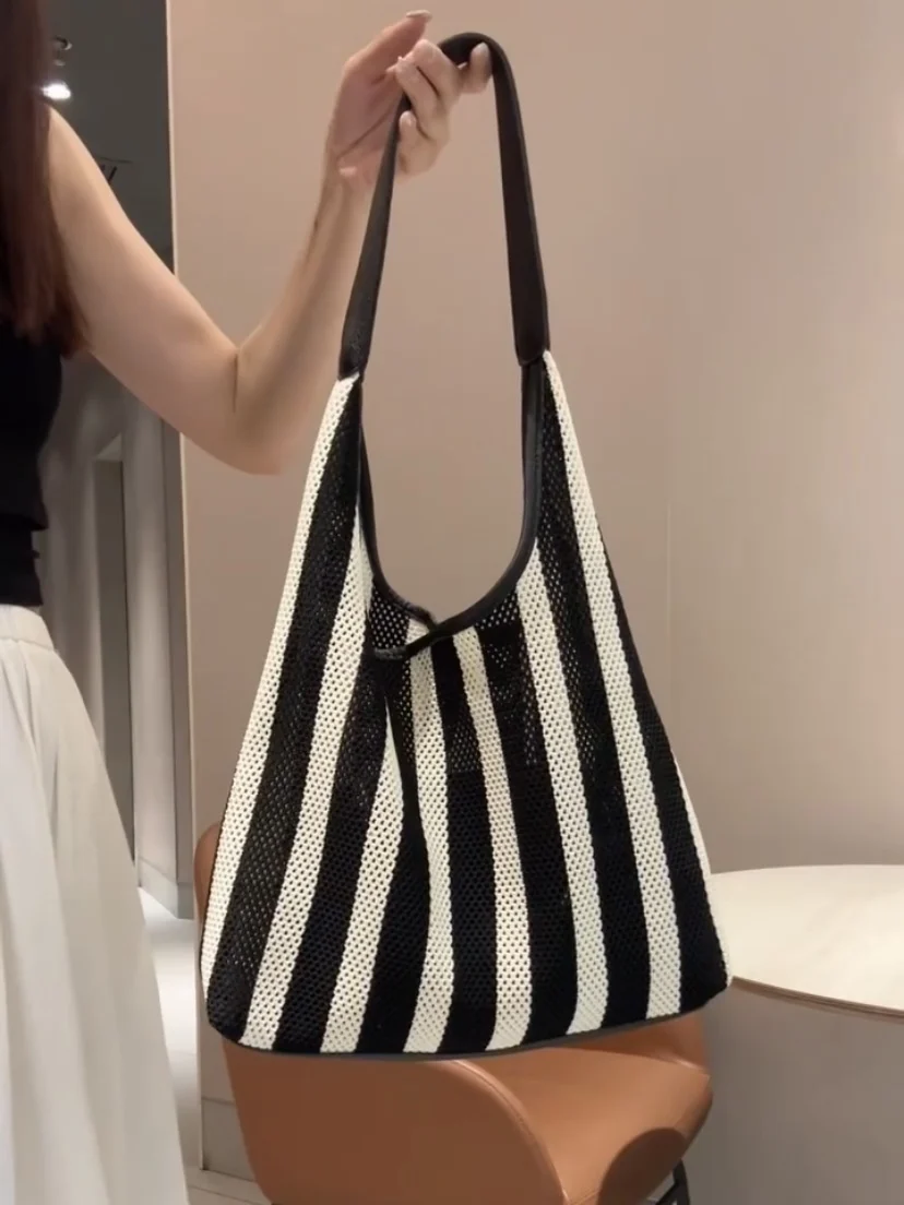 

2025 New Bla White Striped Hollow Woven Bag Large Capaci Faionable Versatile Commuter Single oulder Armpit Bag Matern...