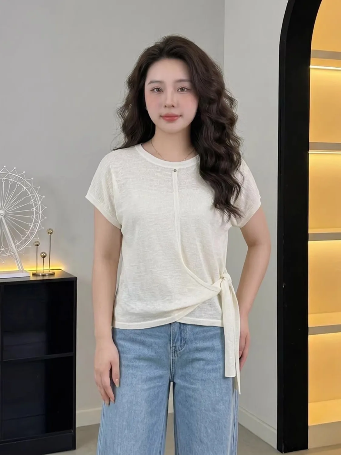 

Elegant Ice Silk Knitted Short Sleeve T-Shirt Women's Summer 2026 New plus Size Slimming Design Unique Stylish Top