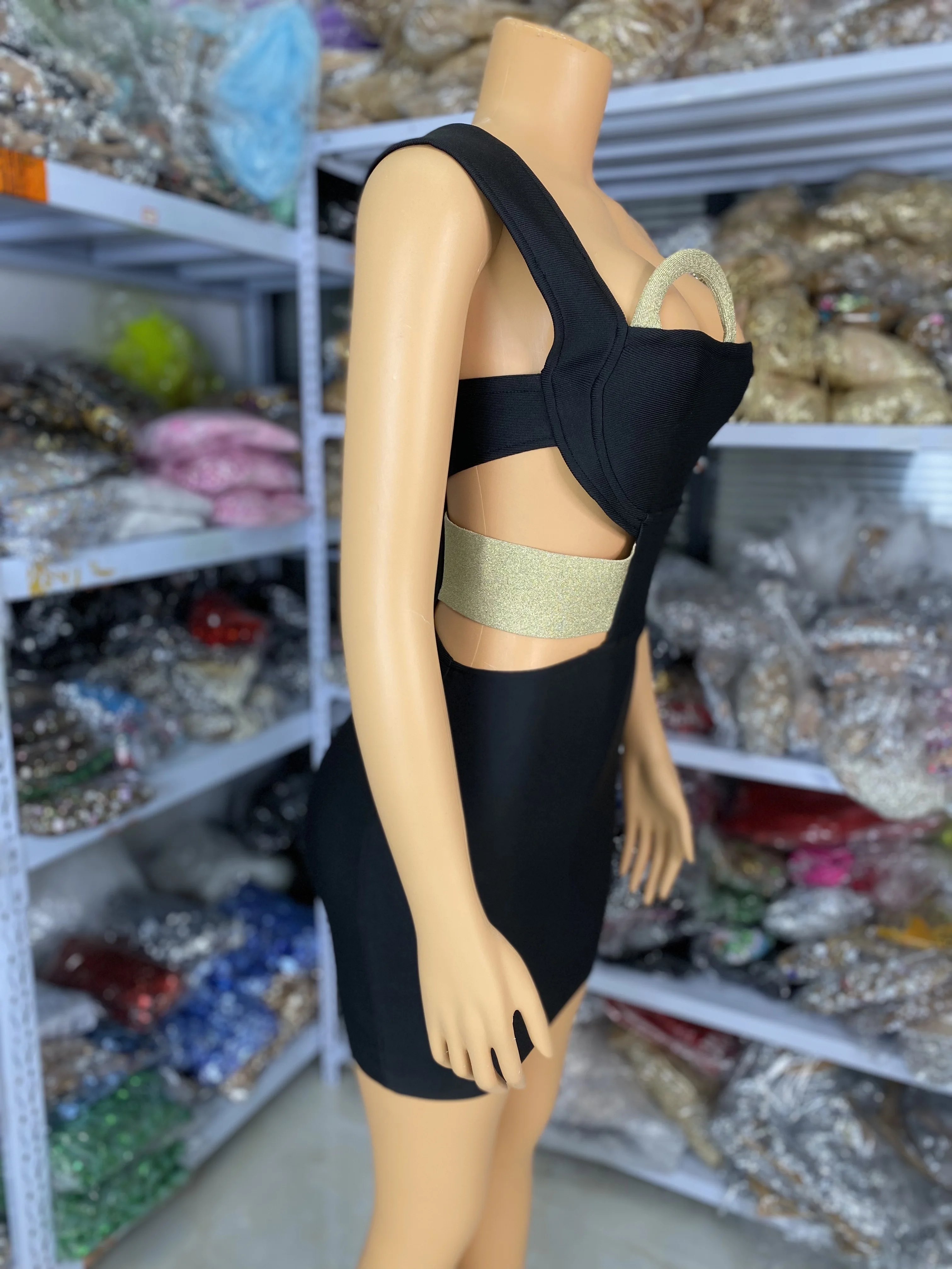 Mini vestido Bandage negro de nuevo diseño para mujer, vestido de fiesta de noche de celebridad con un hombro recortado con inserción dorada, moda de alta gama