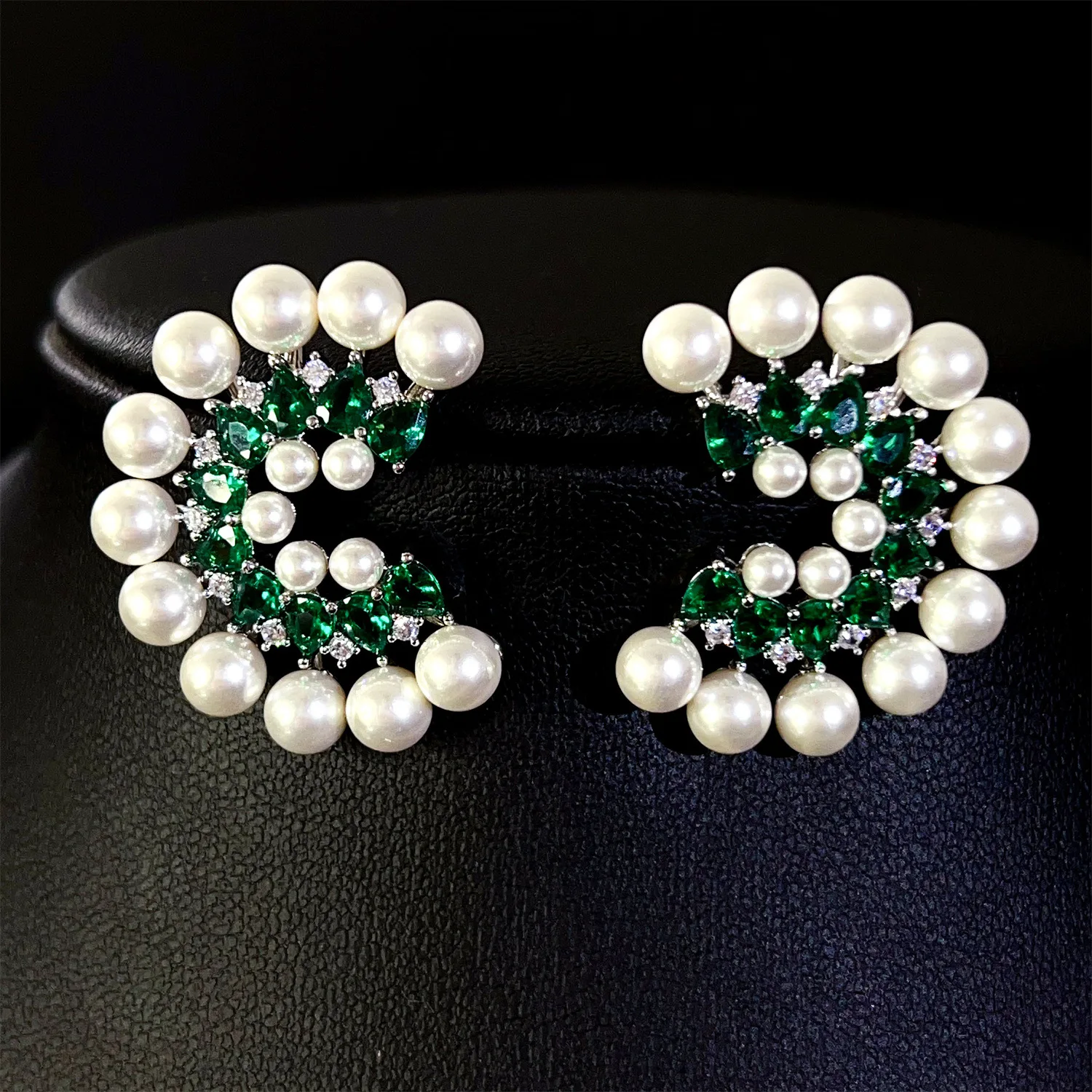 

Elegant and Cute Green C-Shape Pearl Stud Earrings Women's Dress Decoration Light Luxury Jewelry Dubai Wedding Holiday Gift E362