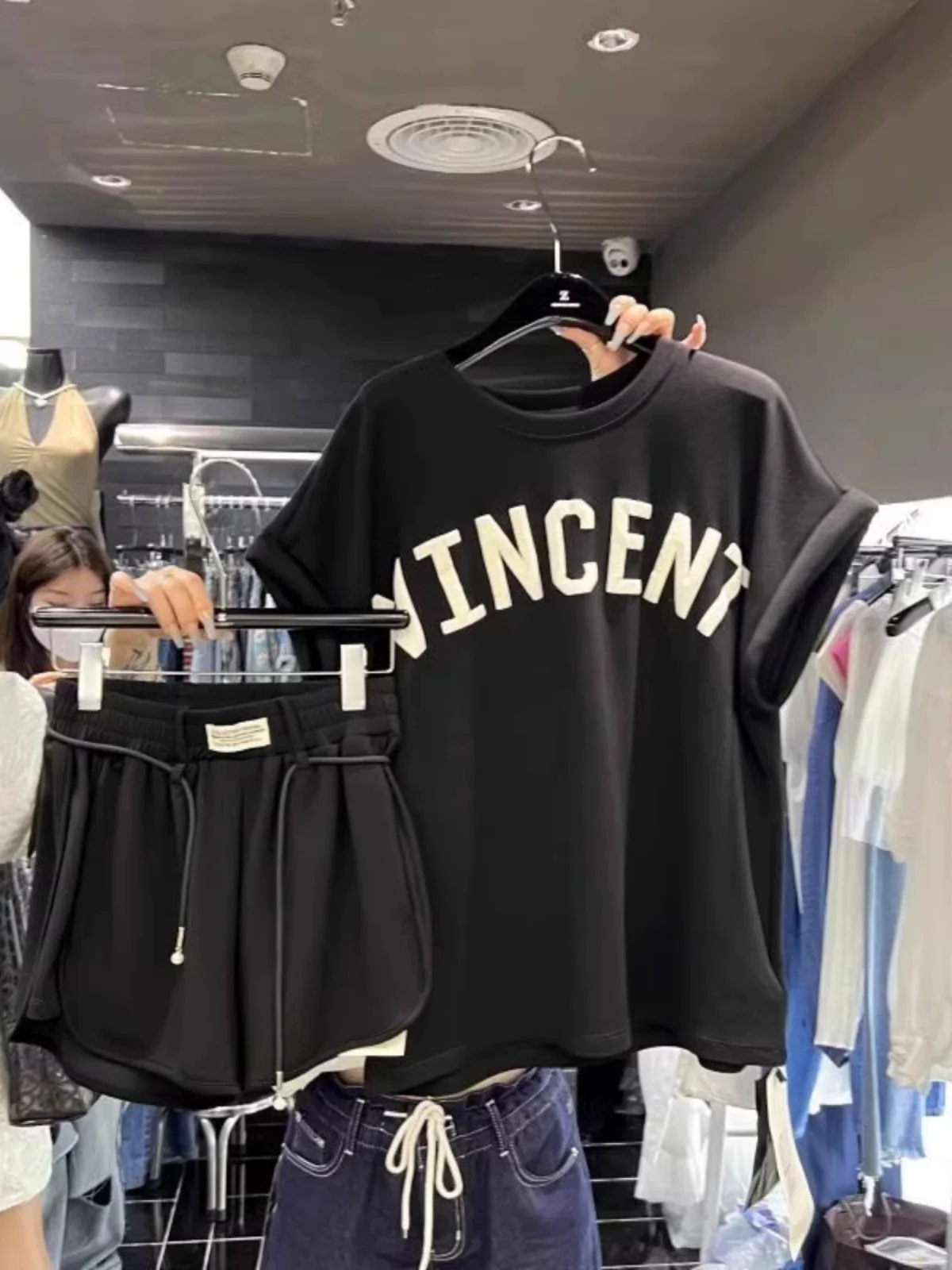 

Комплект из двух предметов в европейском стиле для женщин больших размеров (до 136 кг): модный повседневный спортивный костюм с шортами и свободной футболкой с коротким рукавом для лета