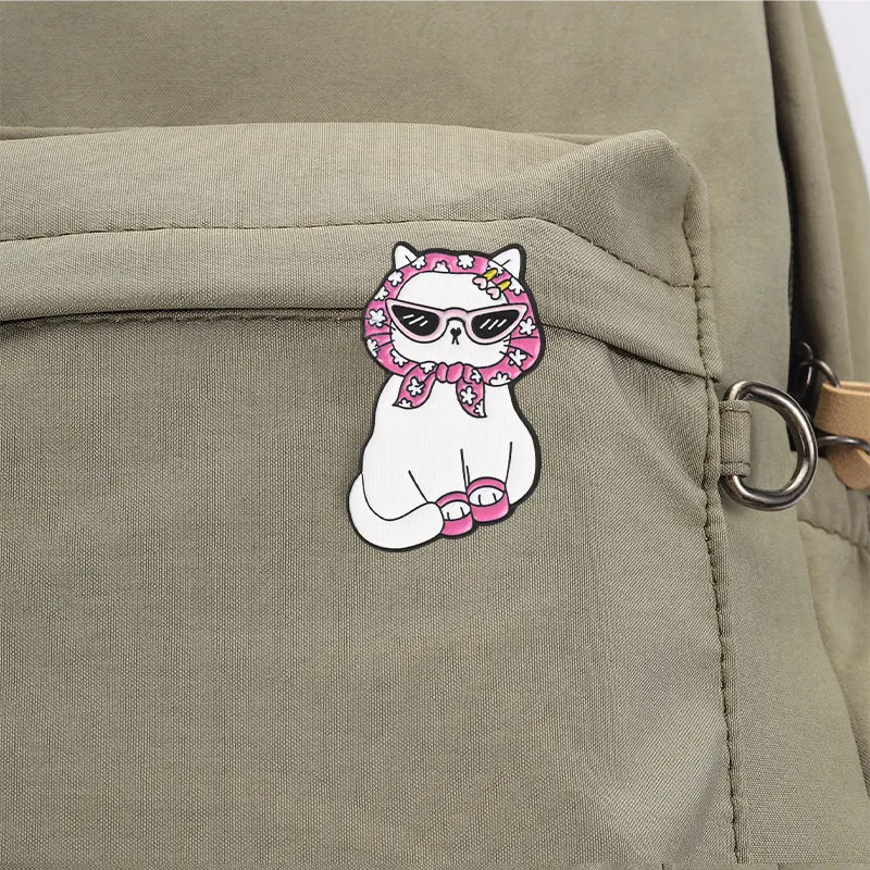 Modisches Katzen-Sonnenbrillen-Halstuch-Emaille-Abzeichen-Set, Coole Haustier-Style-Pin, Rosa Blumen-Handtuch, Metallbrosche, Revers-Accessoire, Geschenk – Detail 3